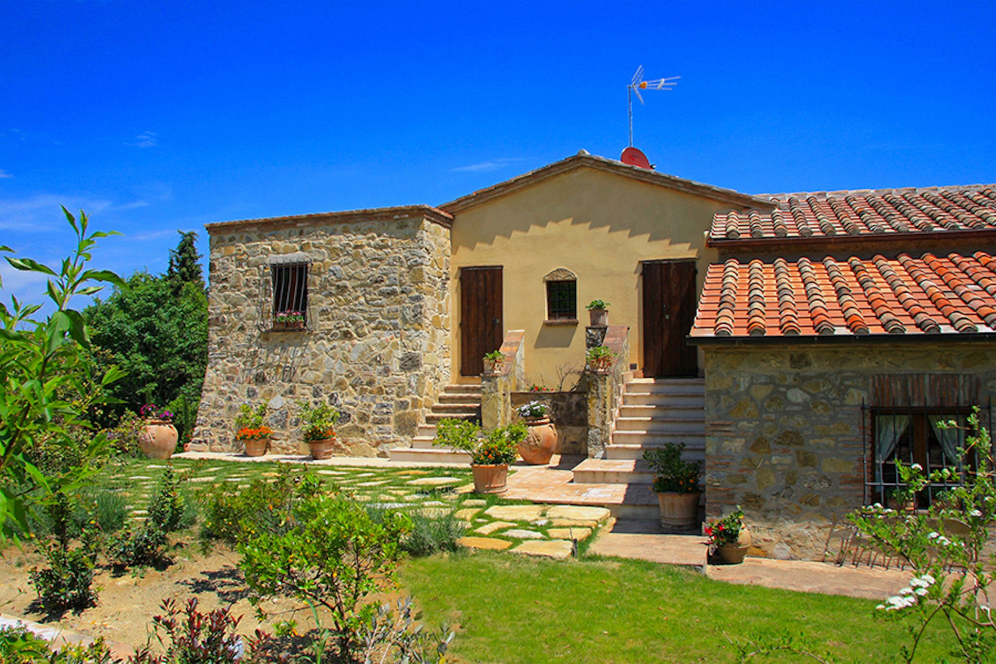 Quaint Villa in Cetona with Swimming  Pool