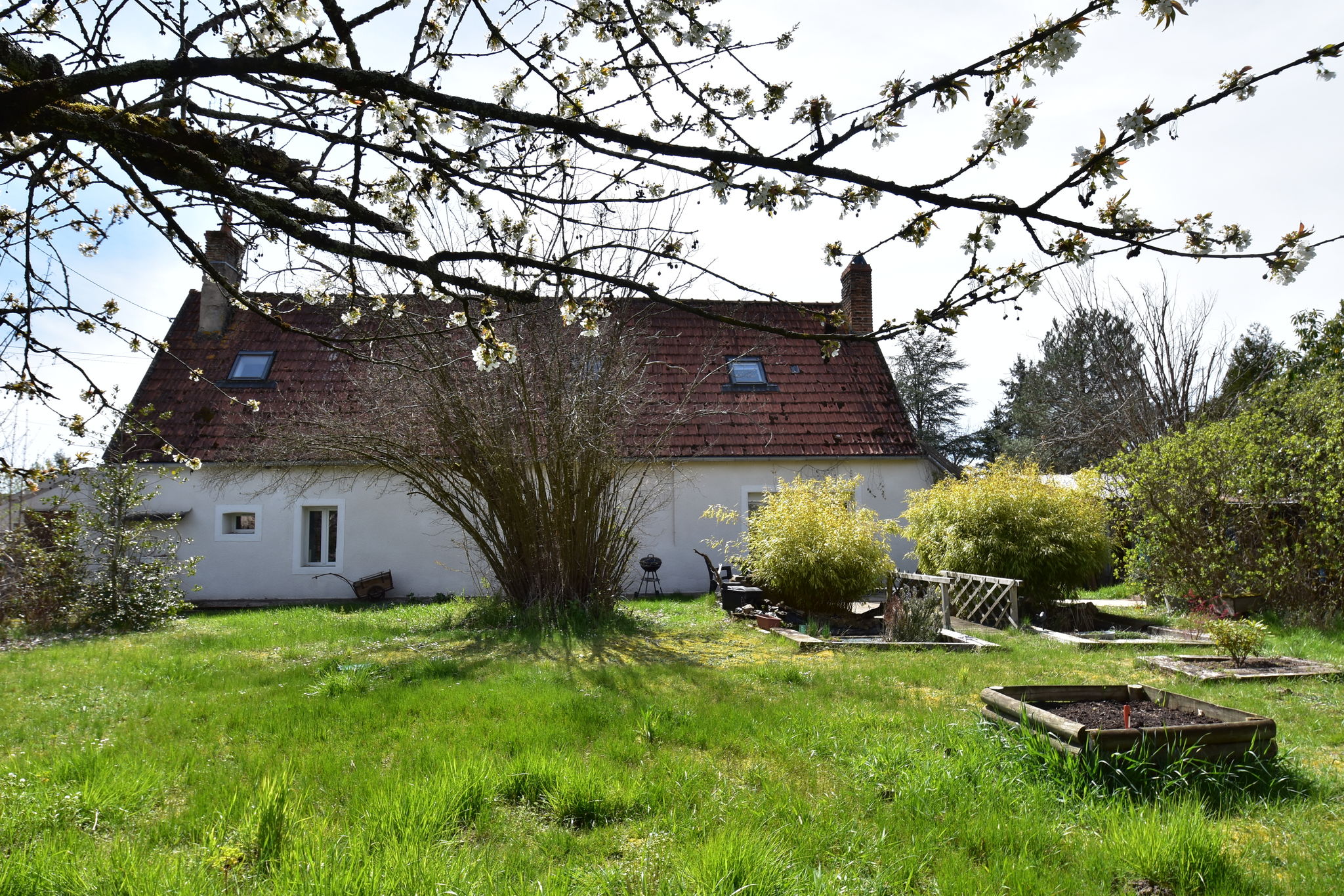 Holiday home in village on the Loire, near Decize, central location!