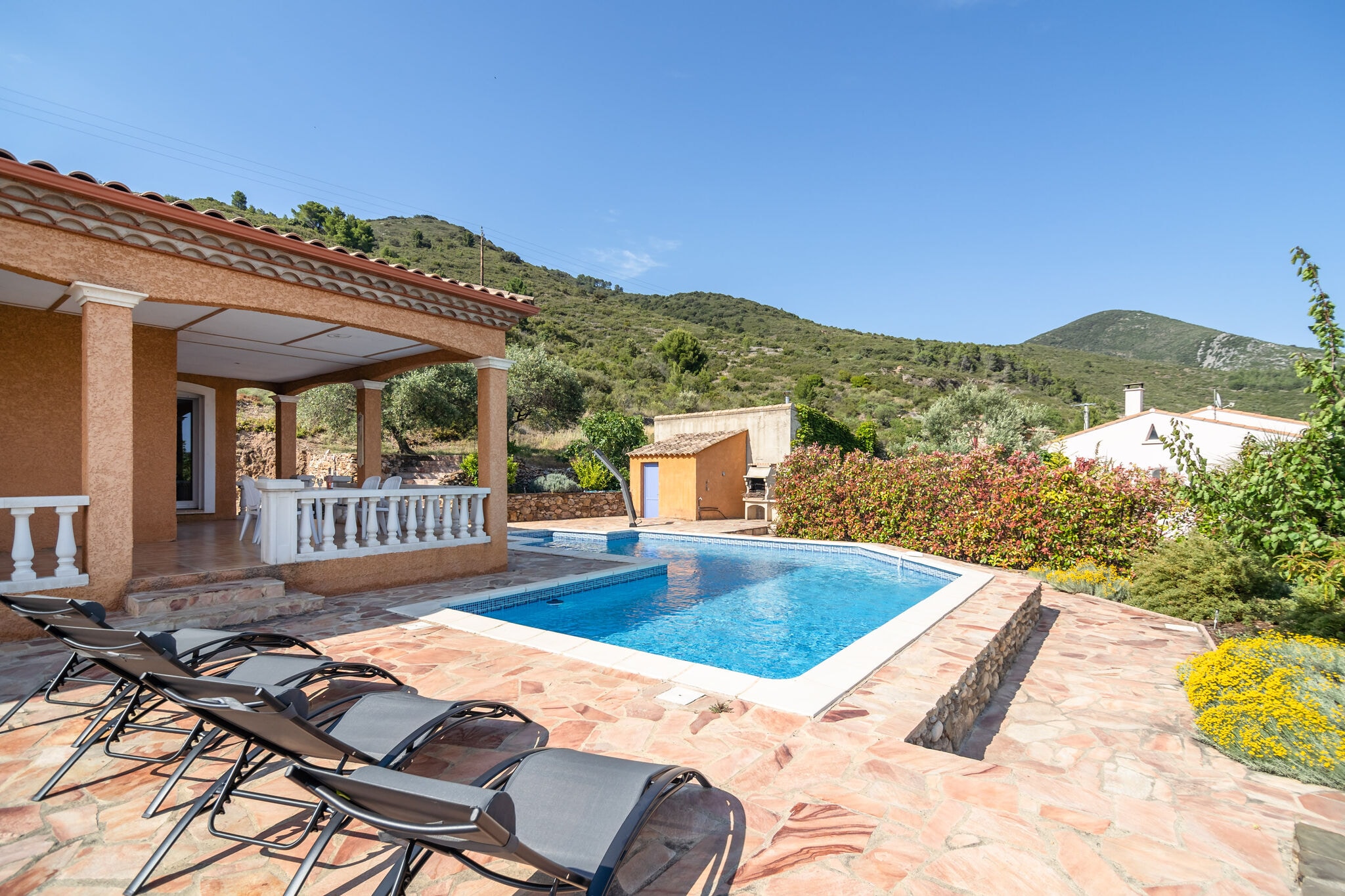 Villa confortable à Roquebrun avec piscine