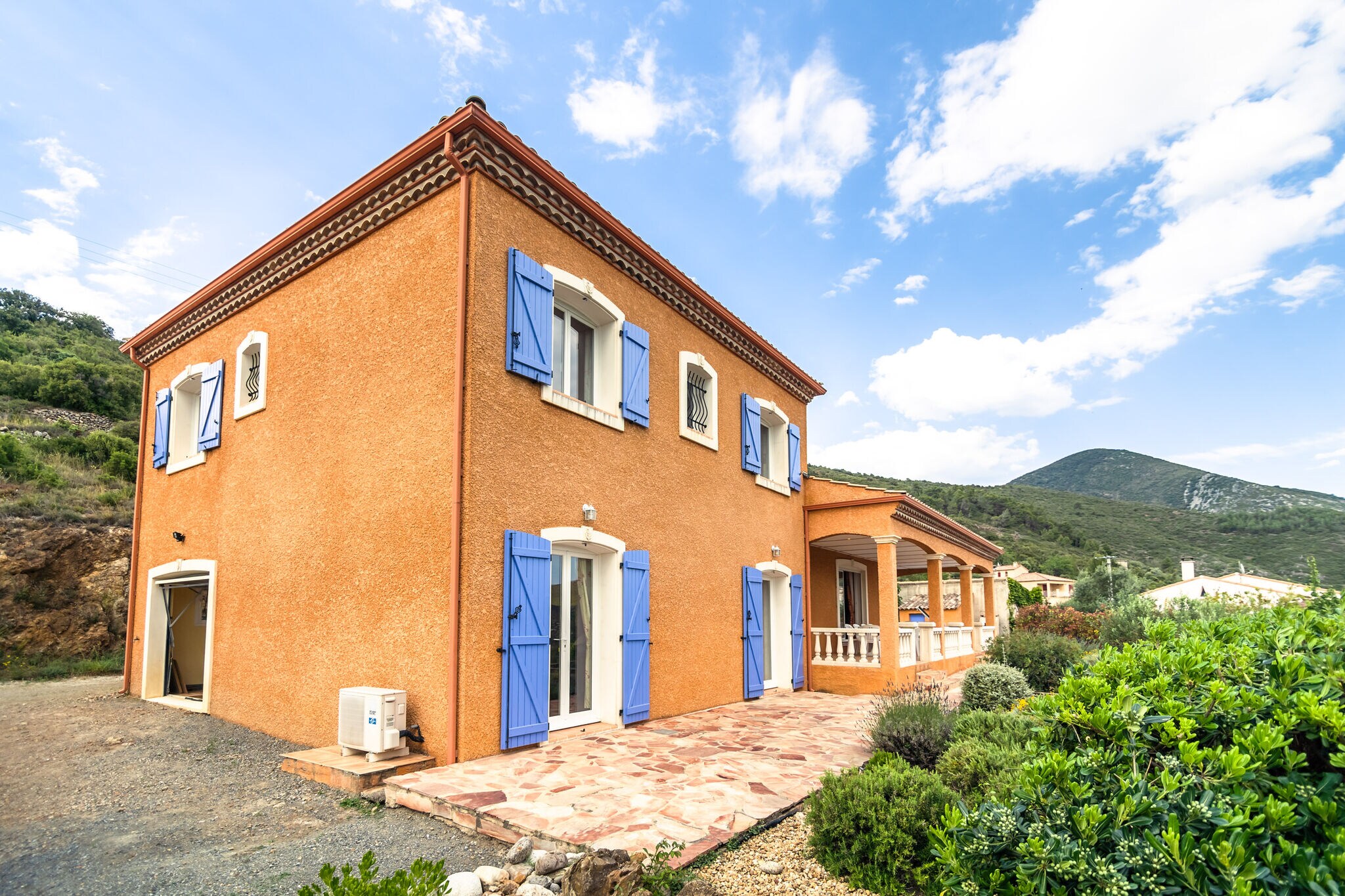 Cozy Villa in Roquebrun with Swimming Pool