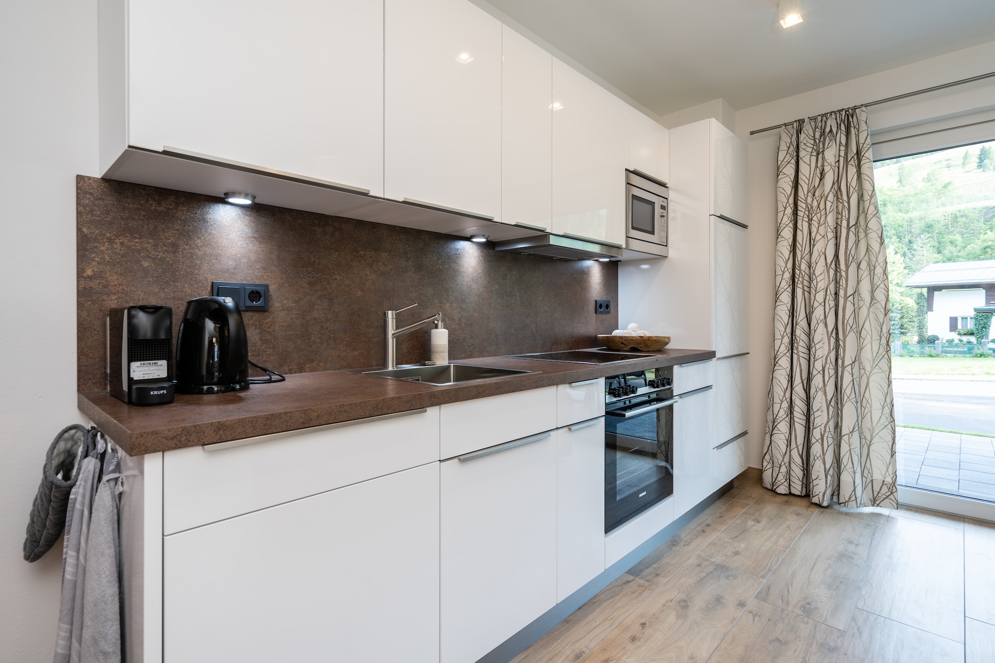 Ground floor: (Living room, open kitchen(cooker, oven, dishwasher, fridge-freezer), bedroom(2x single bed, TV), bathroom(shower, washbasin, toilet, terrace))\n\nOn the 1st floor: (bedroom(2x single bed, bunk bed, TV), bedroom(2x single bed, TV), Bedroom with bathroom(2x single bed, shower, washbasin, toilet, balcony), bathroom(shower, washbasin, toilet))\n\nBasement: (sanitary facility(tumble dryer, washing machine), relaxation area(shower, sauna, toilet, deckchairs), ski storage(ski boot heaters))\n\nterrace, garden, parking, children\'s bed, high chair