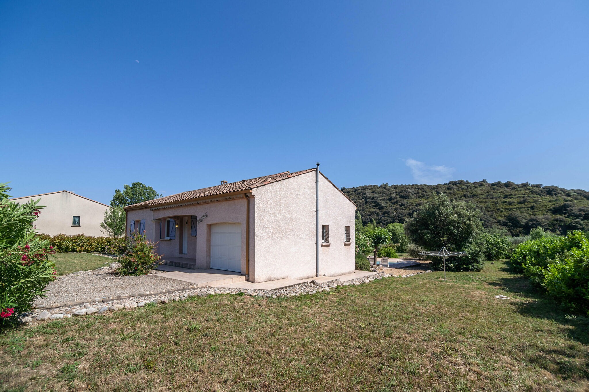 Spacious Villa in Roquebrun with Swimming Pool