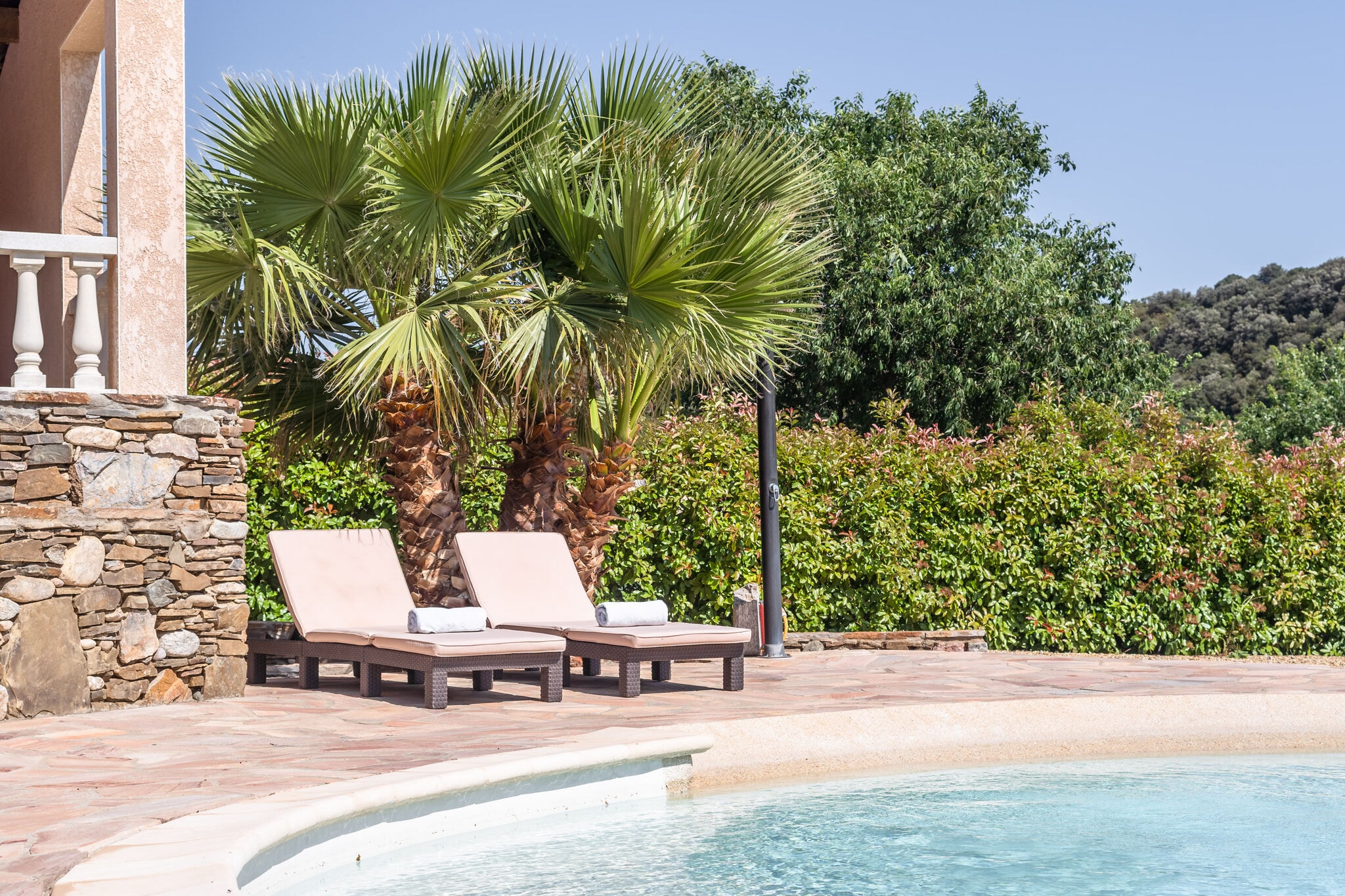Villa spacieuse à Roquebrun avec piscine