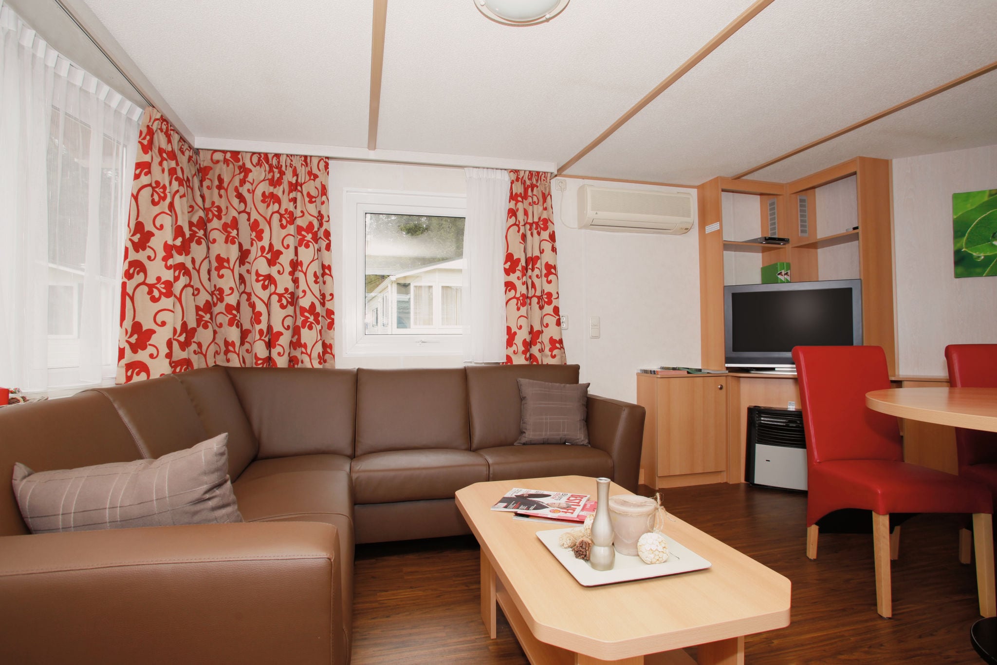 Comfortable chalet with combi-microwave, in a green area