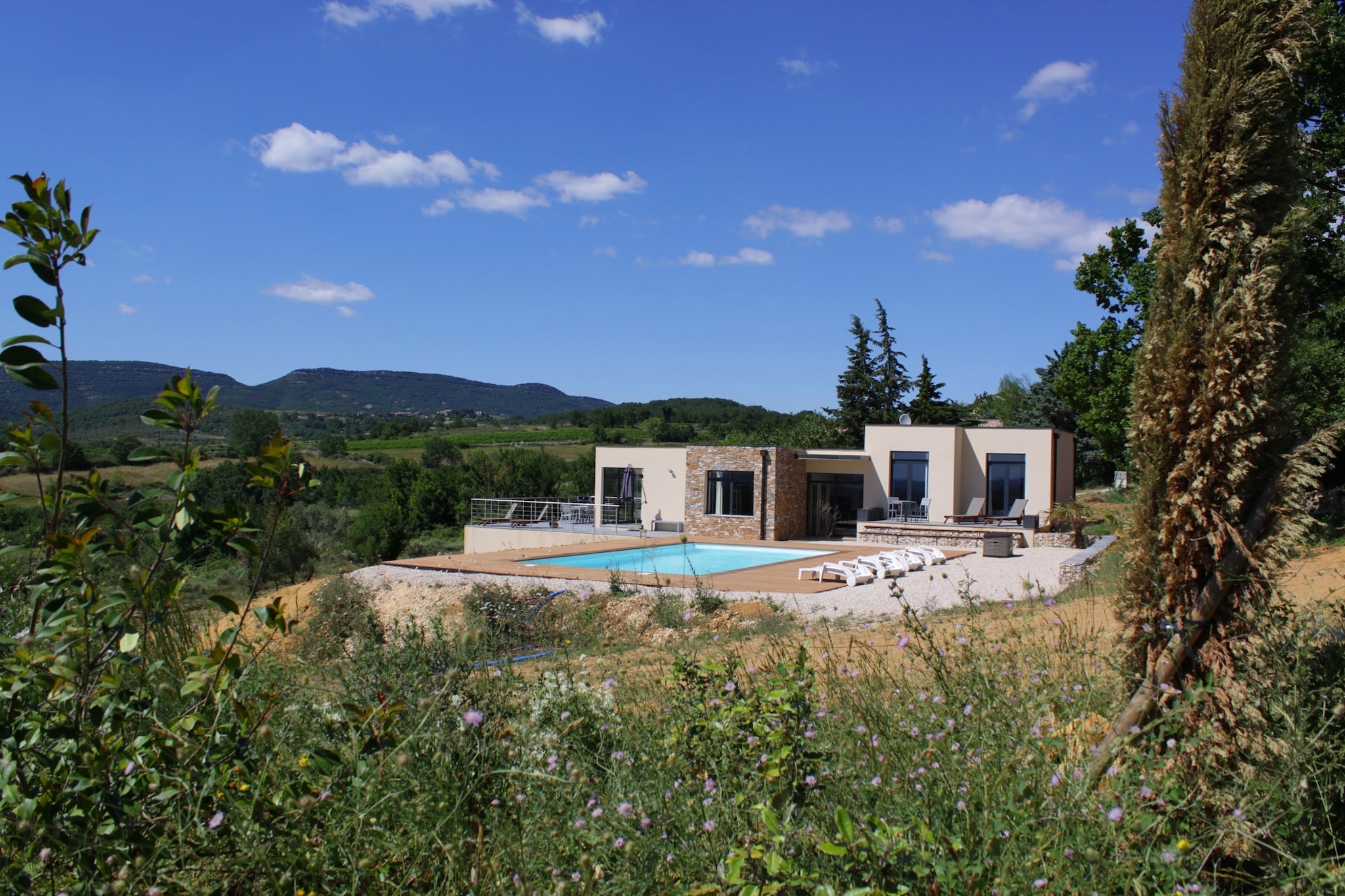 Villa moderne-Exterior in summer