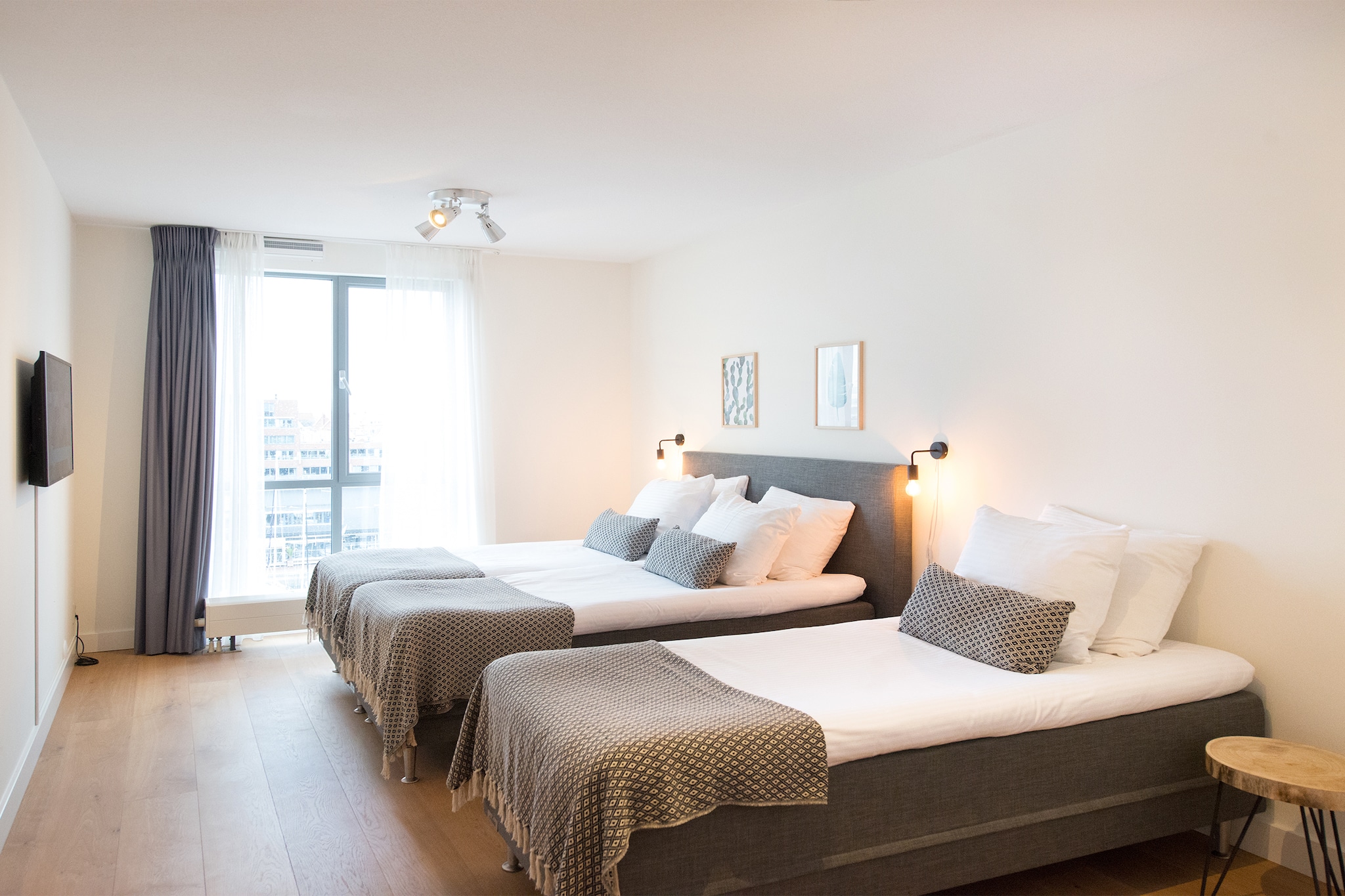 On the 4th floor: (Living room(TV(smart TV), seating area), dining room(dining table), Kitchen(cooker(ceramic), coffee machine(cups), oven, microwave, dishwasher, fridge-freezer), bedroom(2x single bed, TV), bedroom(3x single bed, TV), bathroom(shower, washbasin), toilet, Internet access)\n\ntumble dryer, washing machine, balcony, heating, air conditioning, terrace, roof terrace, garden furniture, parking, lift