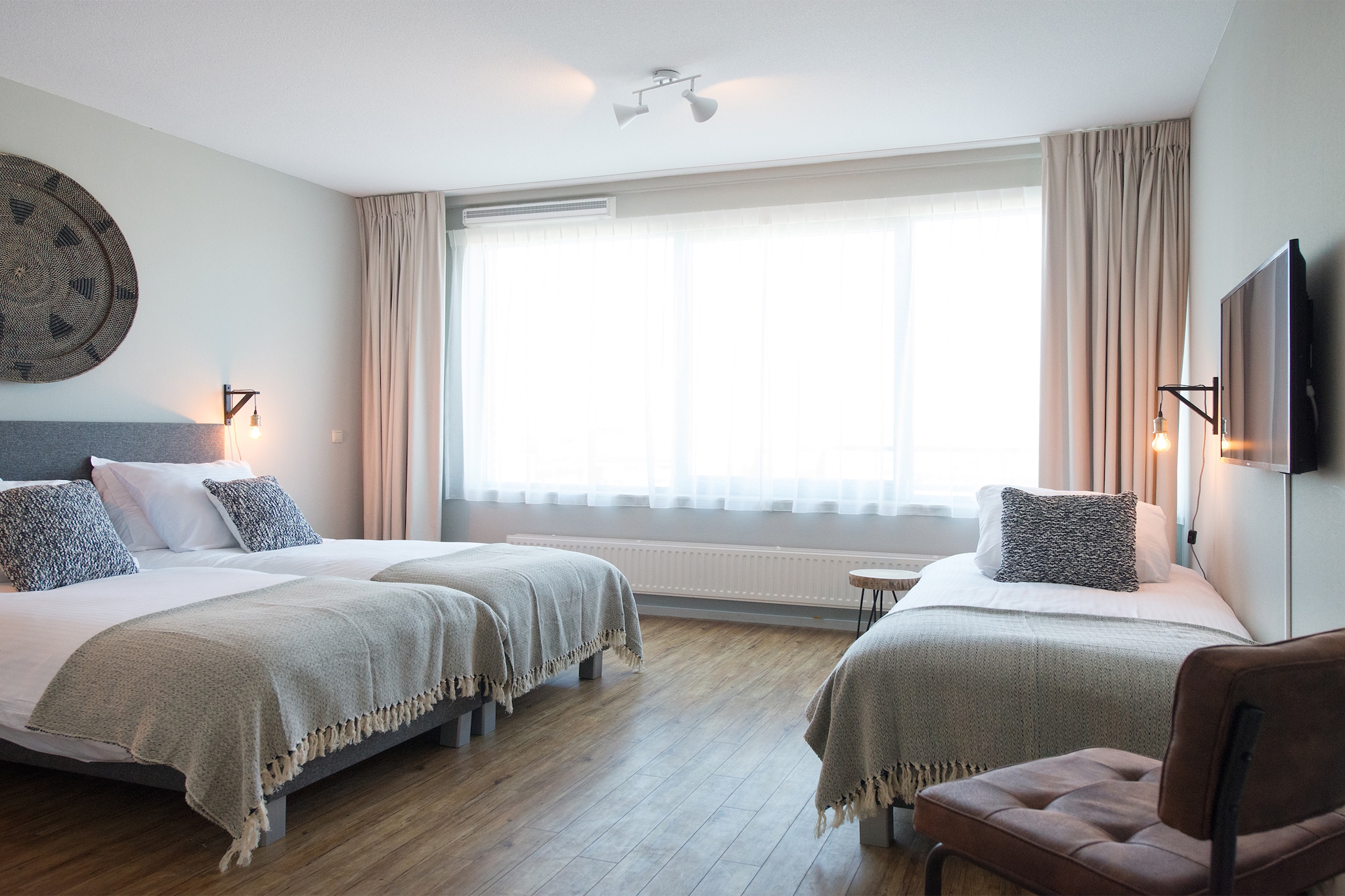 On the 3rd floor: (Living room(TV(smart TV), dining table, seating area), open kitchen(cooker(gas), hood, coffee machine(cups), microwave, dishwasher, fridge), bedroom(2x single bed, TV), bedroom(3x single bed, TV), bedroom(2x single bed, TV), bathroom(shower, washbasin), bathroom(bath tub, shower, washbasin), toilet, Internet access, tumble dryer, washing machine)\n\nbalcony, heating, garden furniture, parking