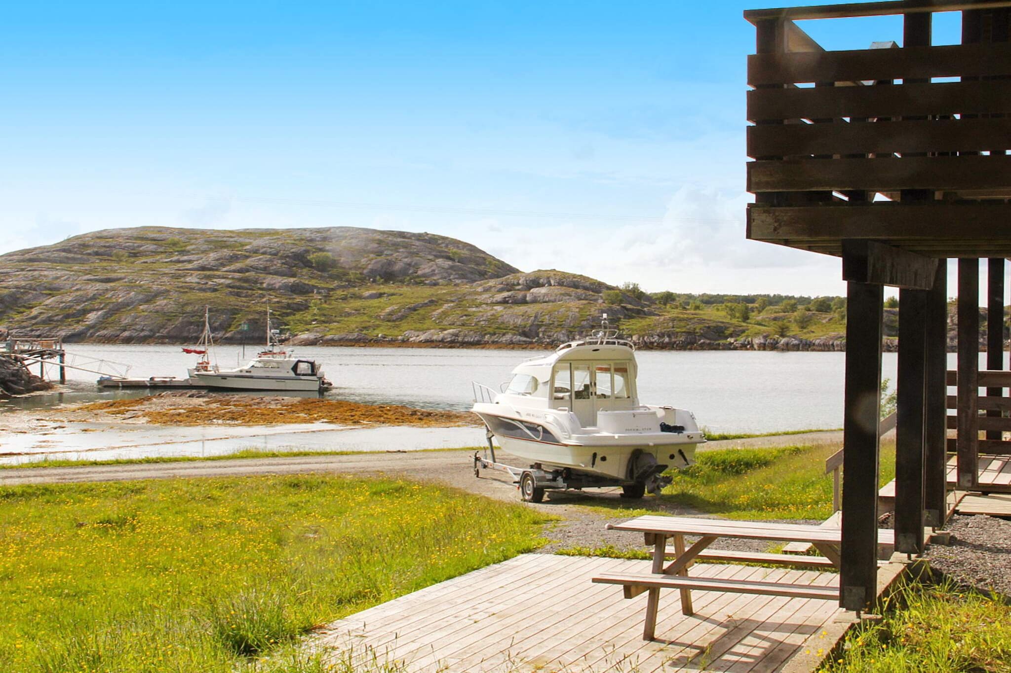 Boat: \n\nKitchen(12 m2)(cooker(electric), hood, coffee machine(filter), microwave, dishwasher, fridge, freezer(200-249L), tumble dryer, washing machine), Living/bed room(40 m2)(TV(satellite, norvegian TV channels )), bedroom(10 m2)(2x single bed), bedroom(2x single bed), bedroom(double bed, bunk bed), bathroom(floor heating)(bathtub or shower, washbasin, toilet), bathroom(floor heating)(bathtub or shower, washbasin, toilet), heating(electric), terrace(25 m2), terrace(roofed, 10 m2), garden, garden furniture, BBQ, parking, air to air heatpump