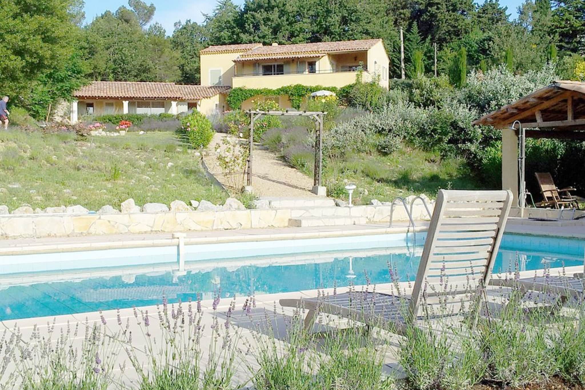 Peaceful Villa in Saint-Saturnin-lès-Apt with Swimming Pool