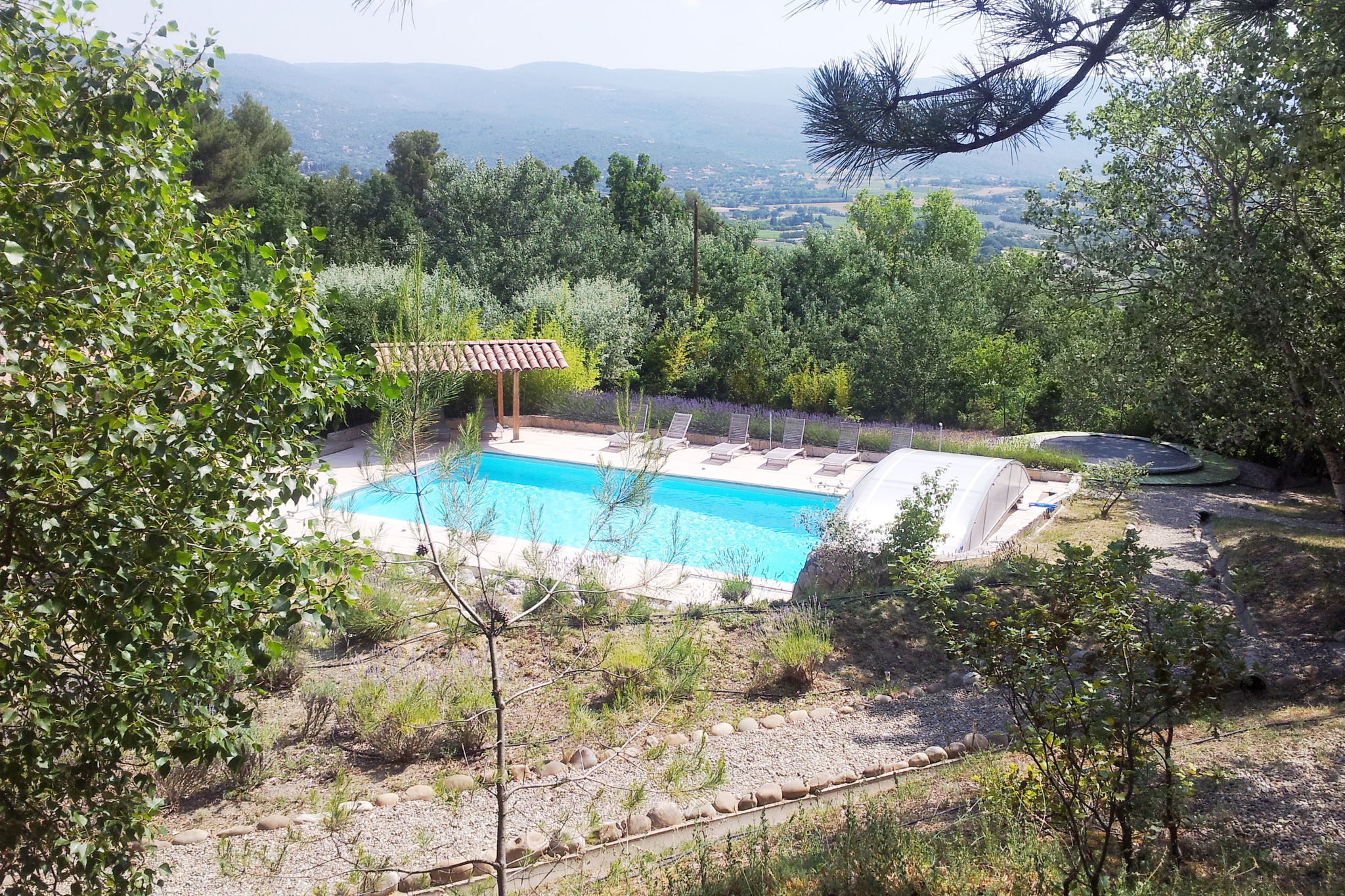 Vredige villa in Saint-Saturnin-lès-Apt met zwembad