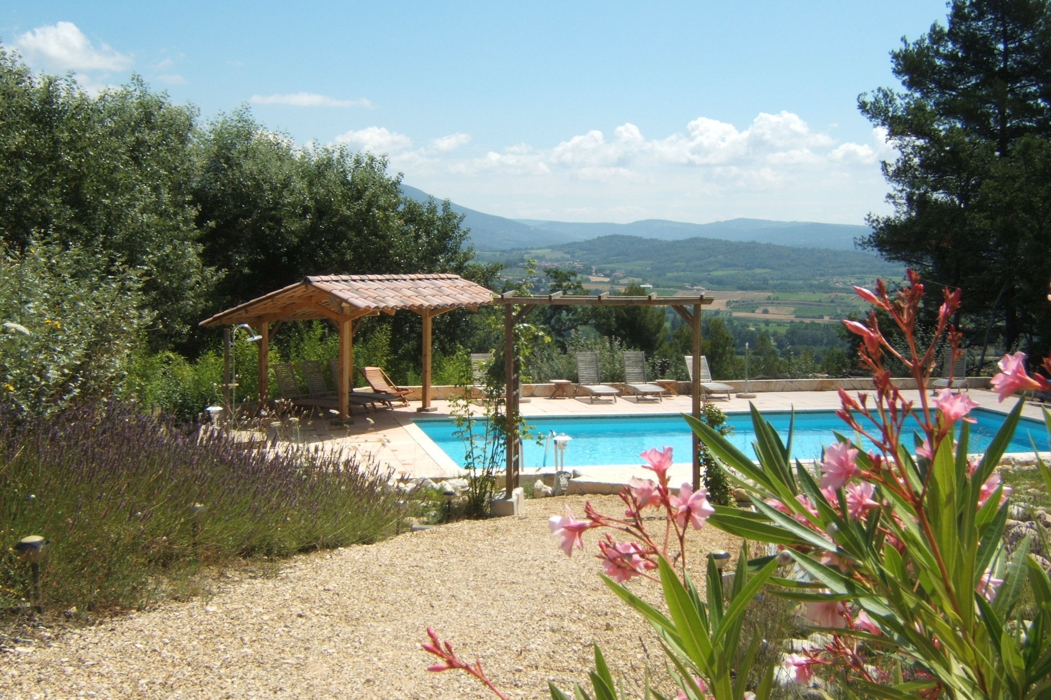 Vredige villa in Saint-Saturnin-lès-Apt met verwarmd prive zwembad