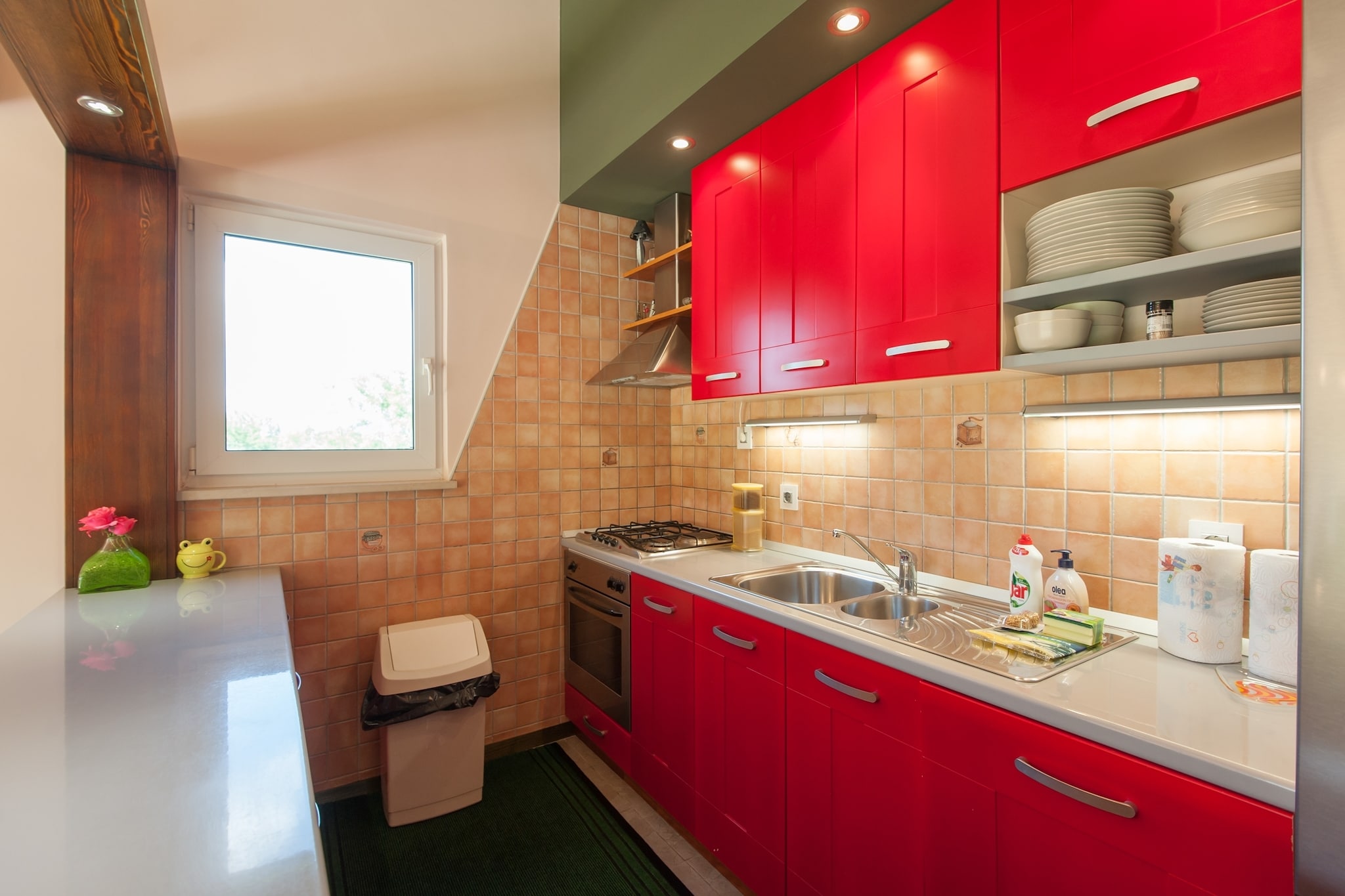 Ground floor: (open kitchen(electric kettle, cooker(4 ring stoves, gas, electric), coffee machine, oven, dishwasher, fridge-freezer), Living/diningroom(single sofa bed(140 x 200 cm), TV(flatscreen, satellite), dining table(6 persons), balcony or terrace, air conditioning), bedroom(double bed), bedroom(2x single bed, single loft bed), bathroom(shower, washbasin, toilet, washing machine, hairdryer))\n\noutdoor kitchen, sun shower, terrace(private, roofed, 10 m2), garden(private, partially fenced, 1500 m2), garden furniture, BBQ, football goal, bicycles available