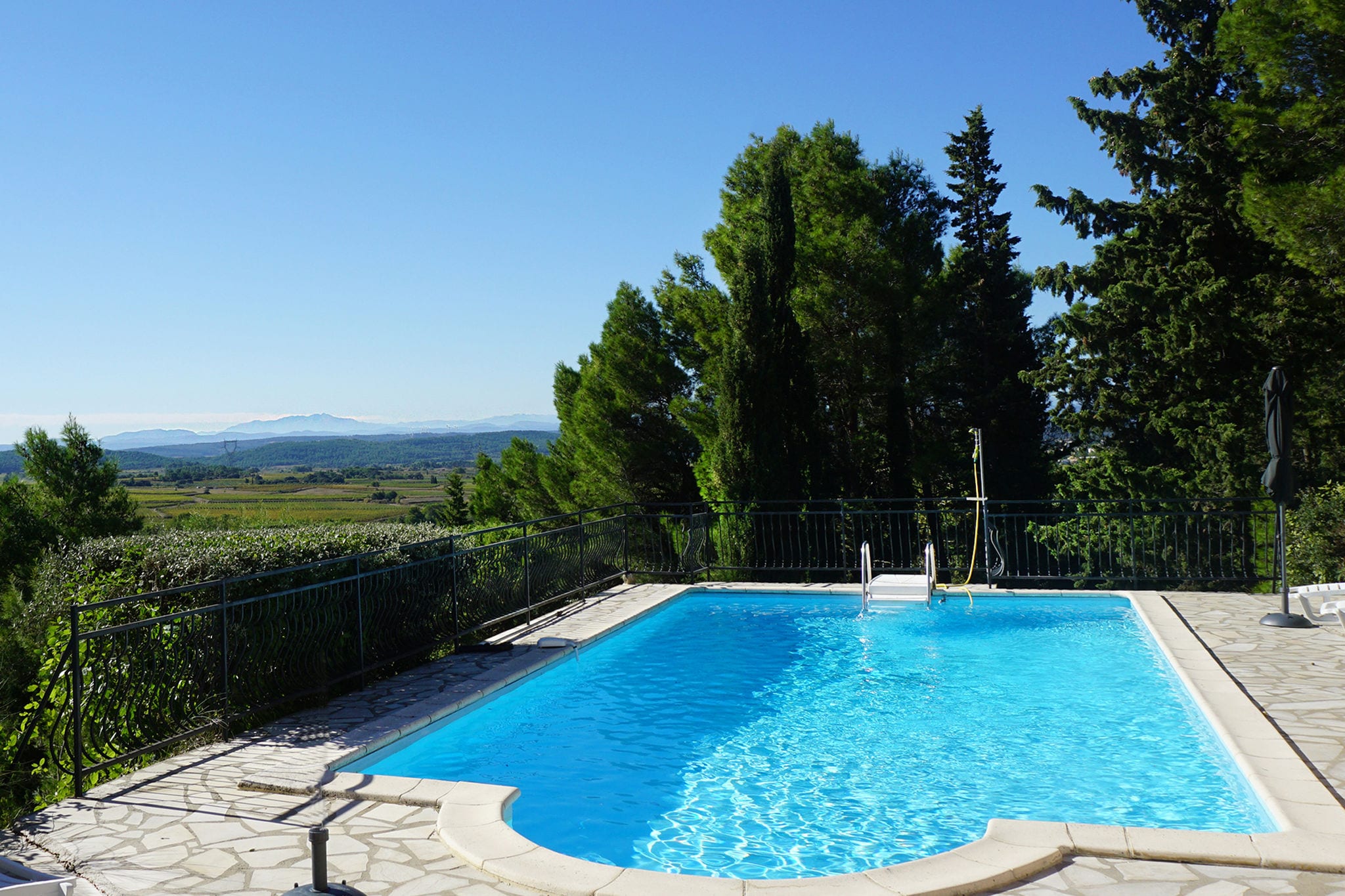 Villa avec piscine, vue et restaurant à distance de marche