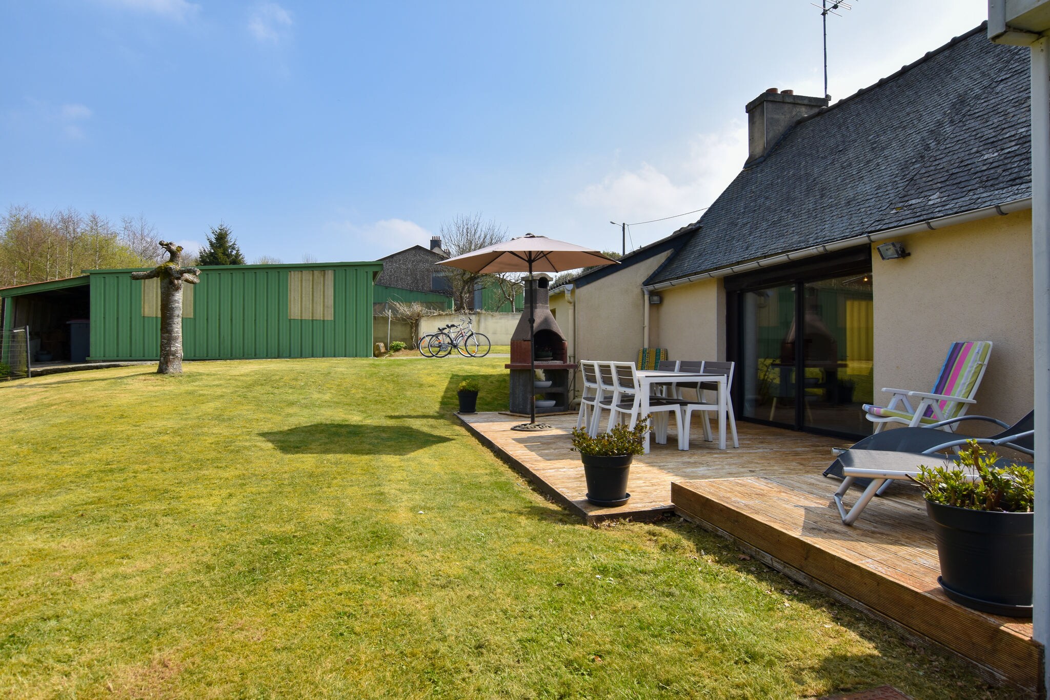 Holiday house with large fenced garden 30min from the beautiful Breton beaches.