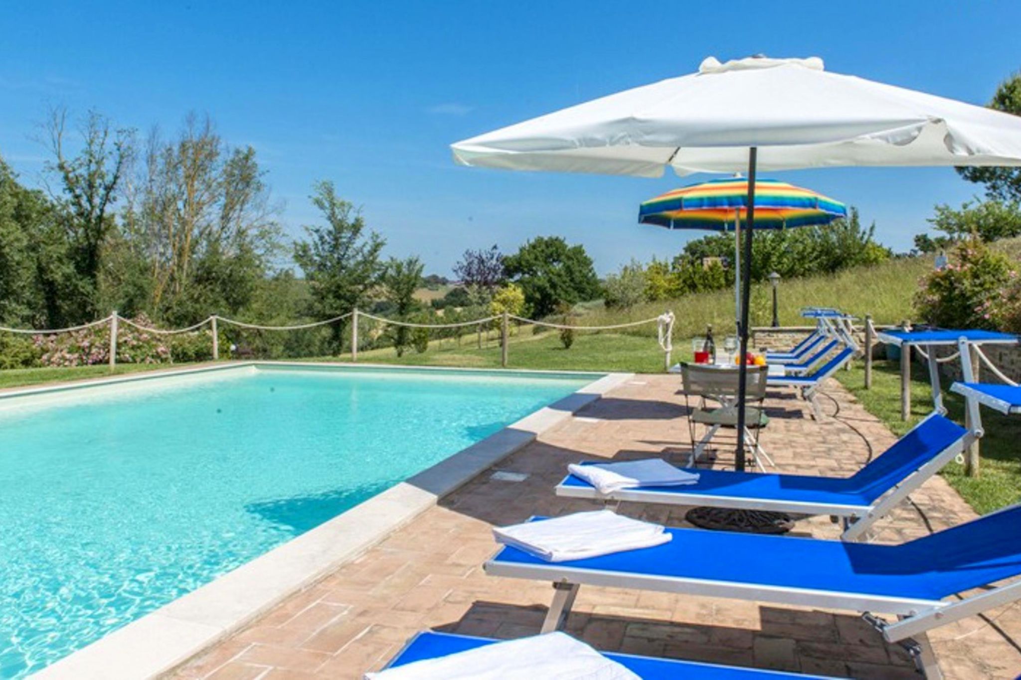 Goed onderhouden vakantiehuis in rustieke stijl met grote tuin en privézwembad