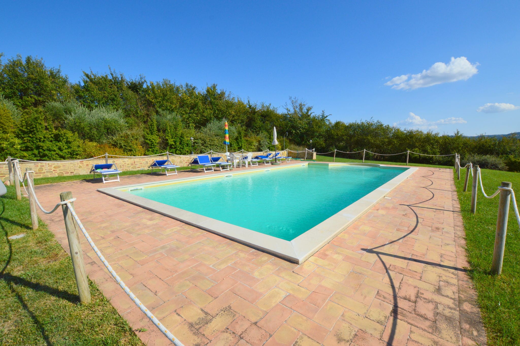 Goed onderhouden vakantiehuis in rustieke stijl met grote tuin en privézwembad