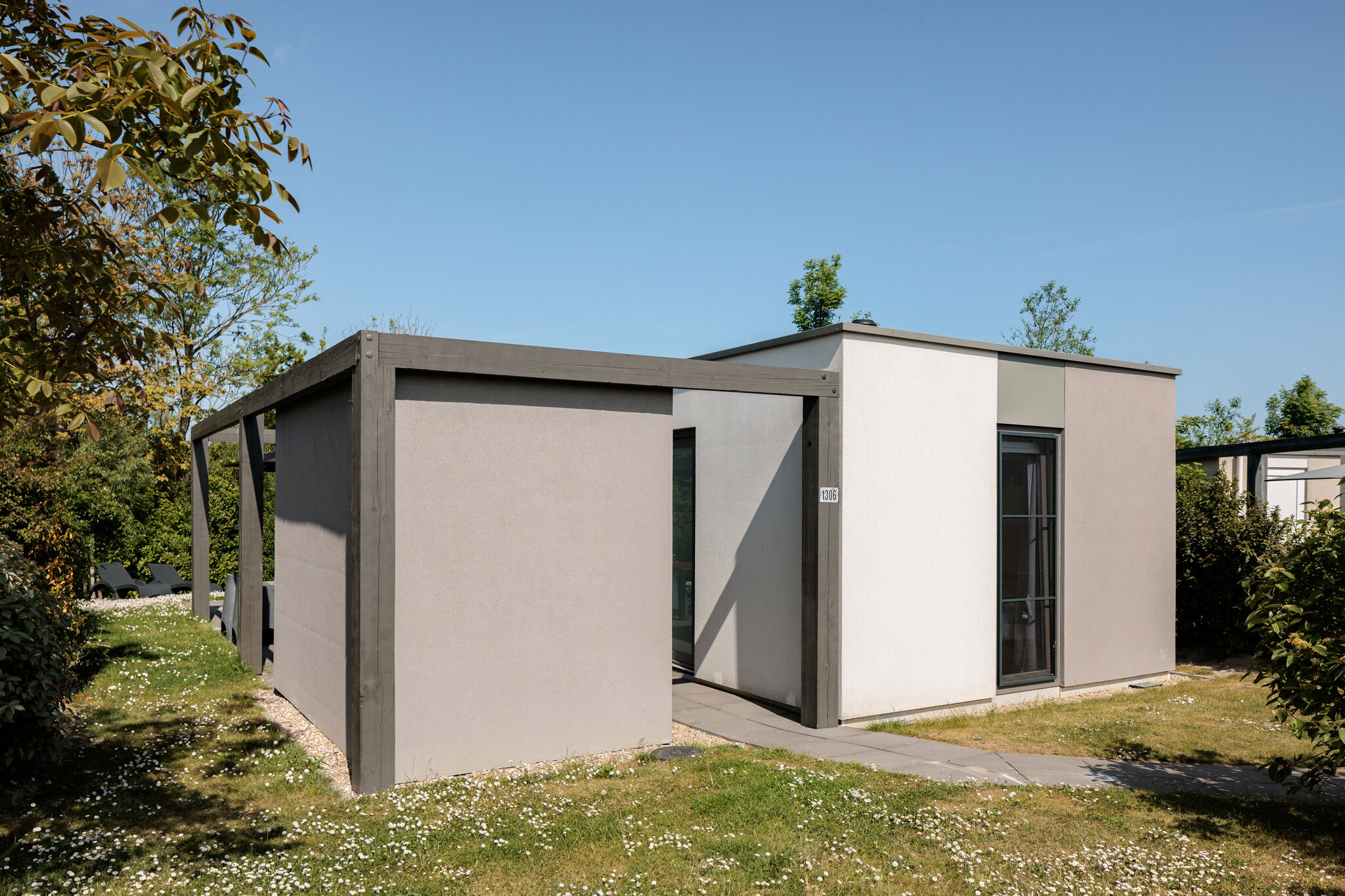 Modern bungalow with two bathrooms, 500 m. from the beach