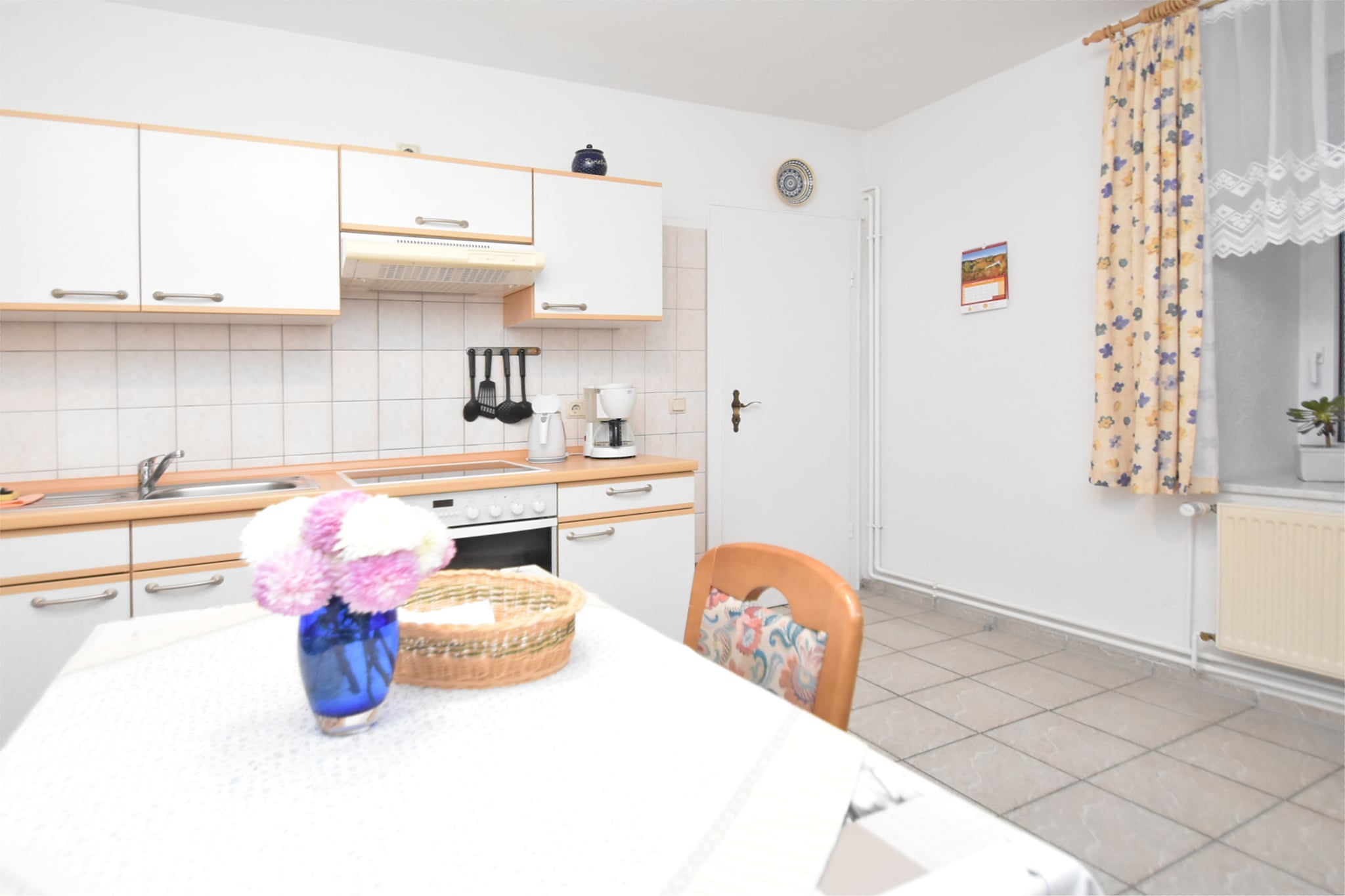 Ground floor: (Entrance, Living room(TV, DVD player, radio, CD player, stereo unit), Large kitchen(dining table, electric kettle, toaster, cooker(ceramic, electric), coffee machine(filter), oven, microwave, fridge(+ freezer)), bedroom(single folding bed(90 x 200 cm), bunk bed), bathroom(shower, washbasin, toilet, hairdryer), Landing)\n\ntumble dryer(shared with the owner ), cot, washing machine(shared with the owner ), heating(central, gas), garden(shared with the owner , 2000 m2), garden furniture, BBQ(charcoal), parking, deckchairs, play equipment, party games, insect screens, Sunscreen, Swing set