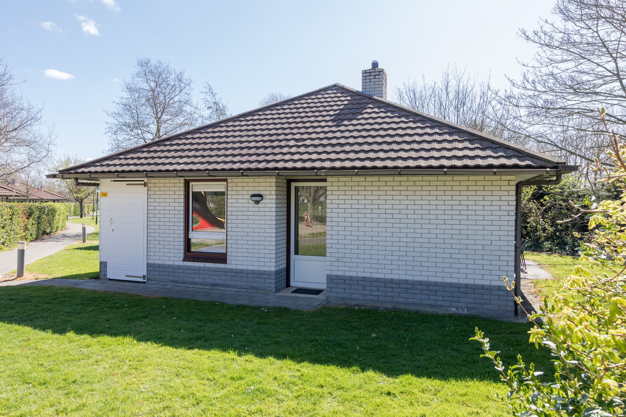 Restyled single storey bungalow, 2 km. from the sea on Texel