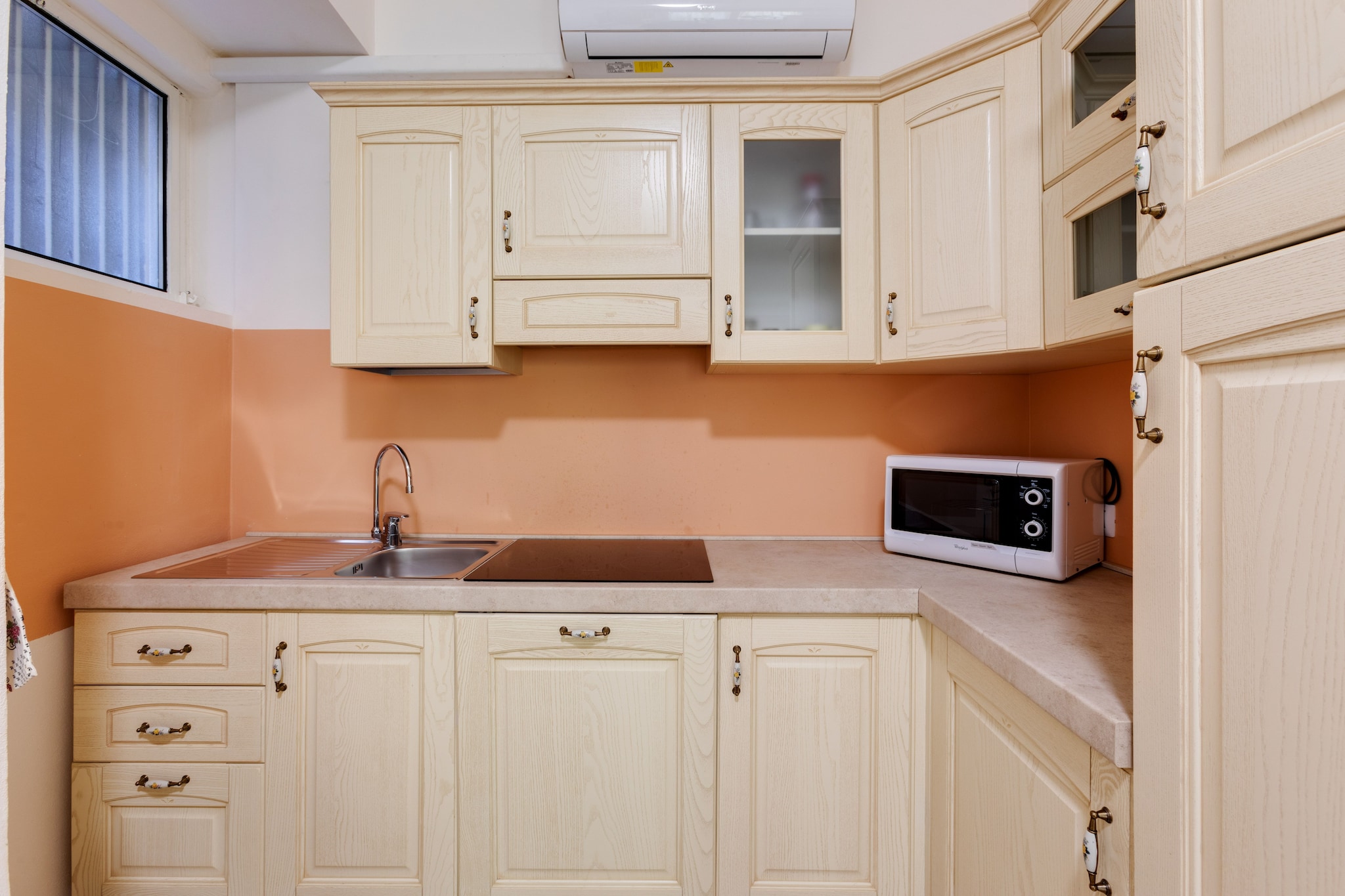 Ground floor: (open kitchen(hob, boiling water tap, hood, oven, microwave, dishwasher, fridge-freezer), Living/diningroom(double sofa bed, TV(flatscreen)), bedroom(double bed), bathroom(shower, washbasin, toilet, bidet, washing machine), courtyard(shared with other guests))