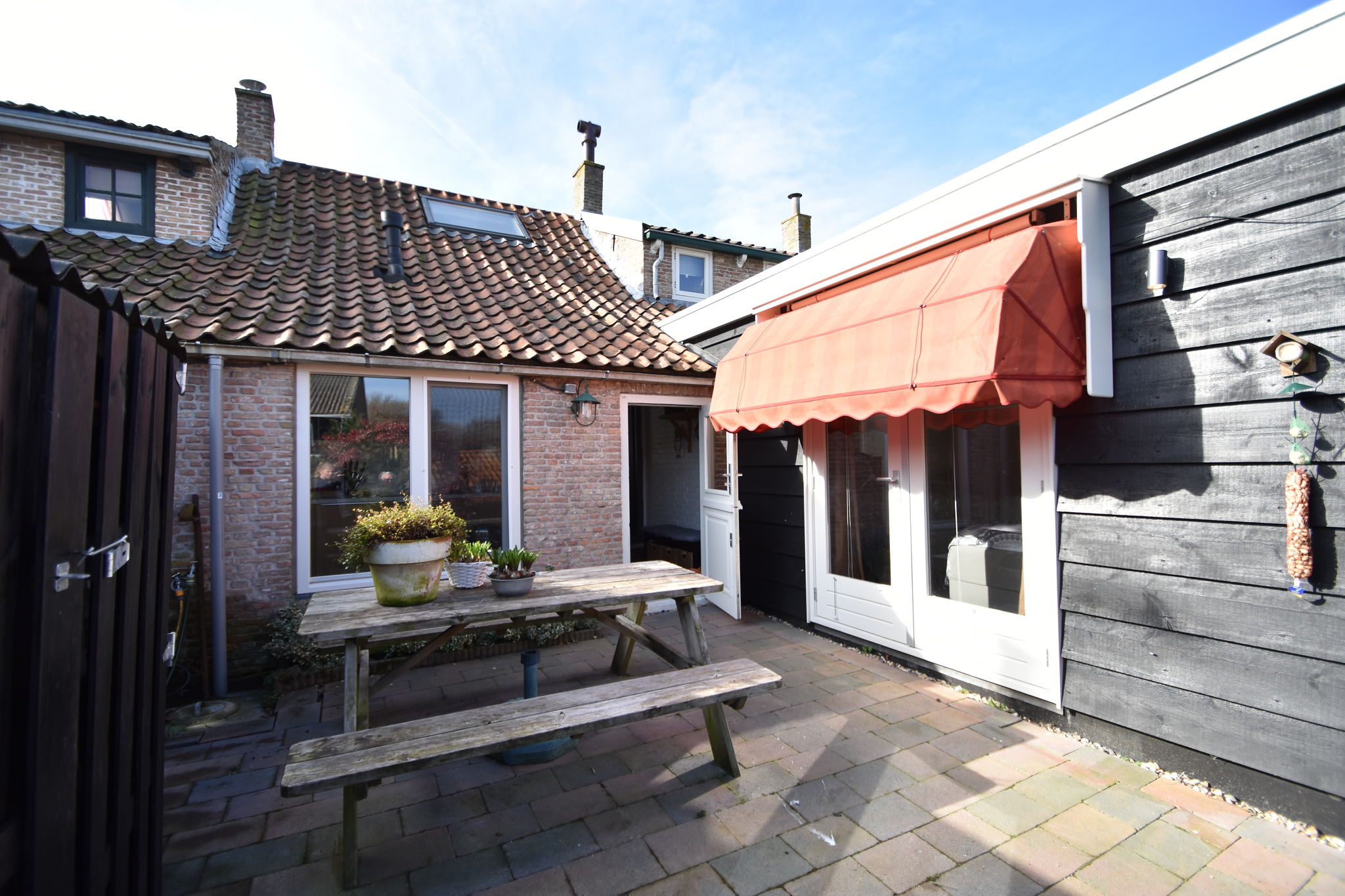Charming Holiday Home in Brouwershaven with Garden and BBQ