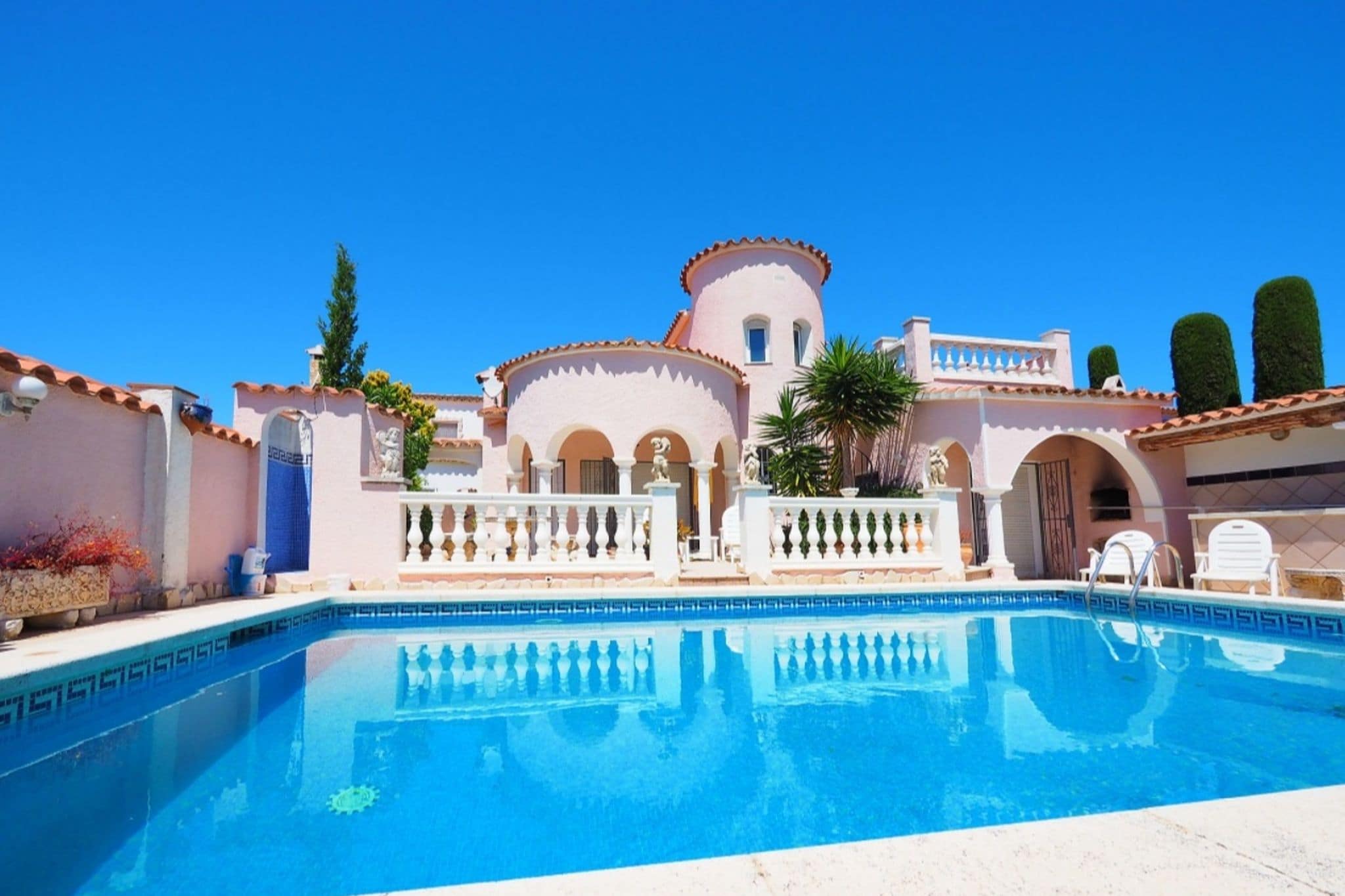 Villa in Empuriabrava with private pool suitable for families up to 6 people