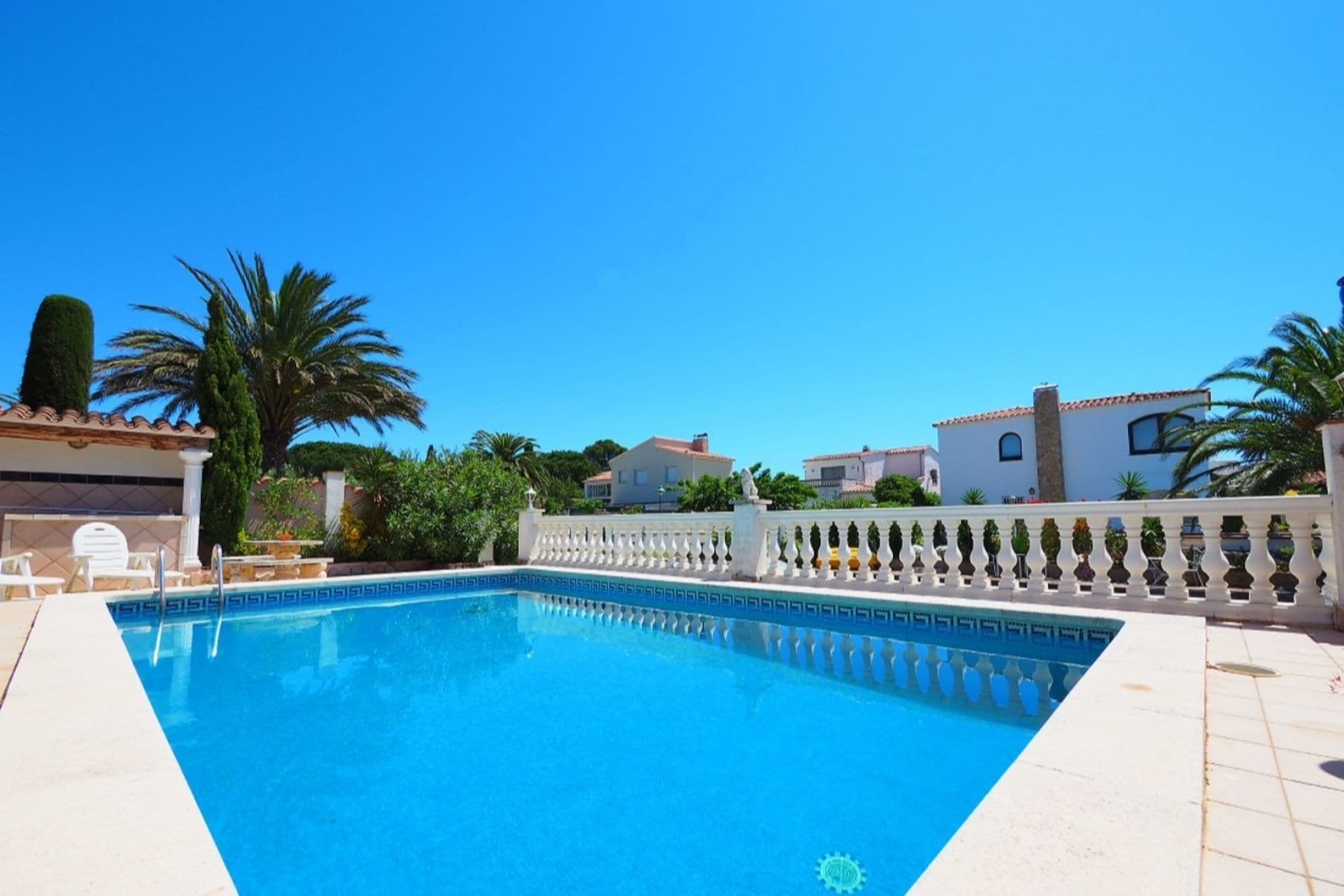 Villa in Empuriabrava with private pool suitable for families up to 6 people