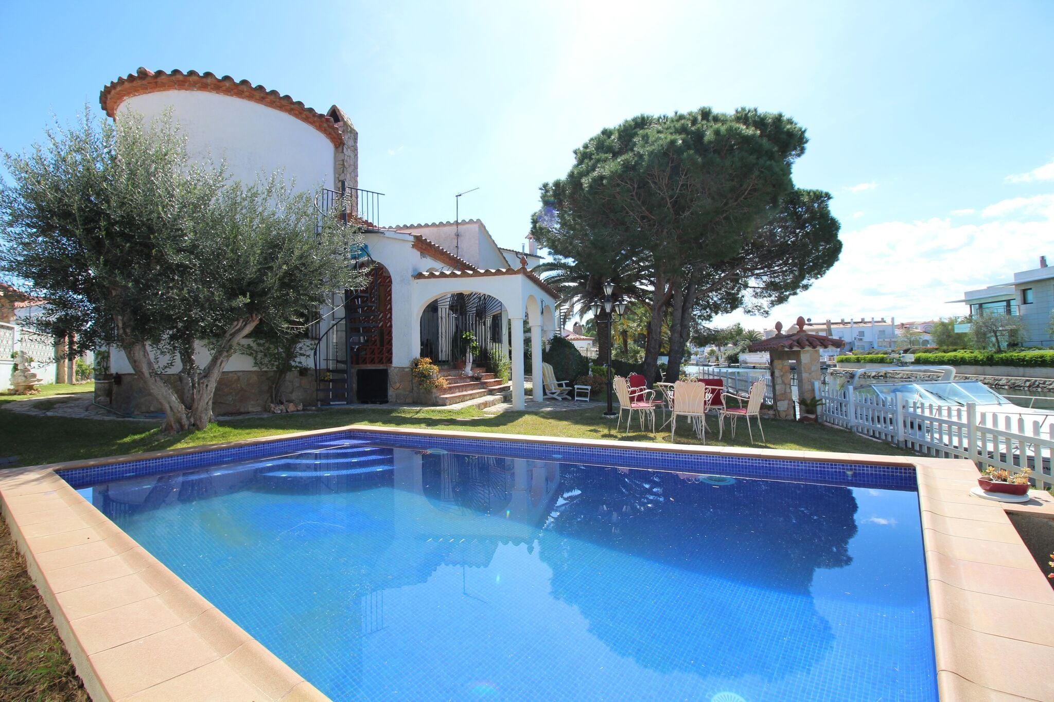 Majestic holiday home in Empuriabrava with private swimming pool, garden and mooring