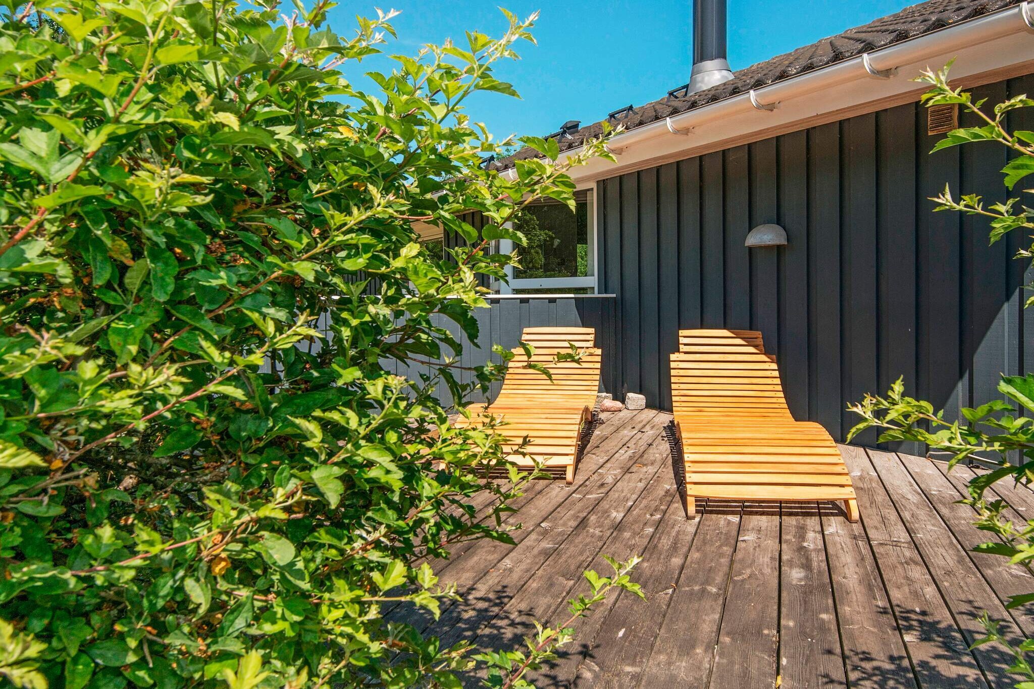 This modern and well-appointed cottage with whirlpool and sauna is located near the beach and the cozy Mommark Harbor on the scenic island of Als. The cottage is well equipped and all facilities are available in the house, including free internet for streaming, large selection of TV programs, heat pump and air conditioning. The sun can be enjoyed on the terrace around the clock, and an evening around the grill must also be time for. There is a large lawn as well as a carport to the house. The house is located in a peaceful part of a very popular holiday home area with common playground with football, close to child-friendly beach, water and lovely nature. Not for rent to youth groups.
