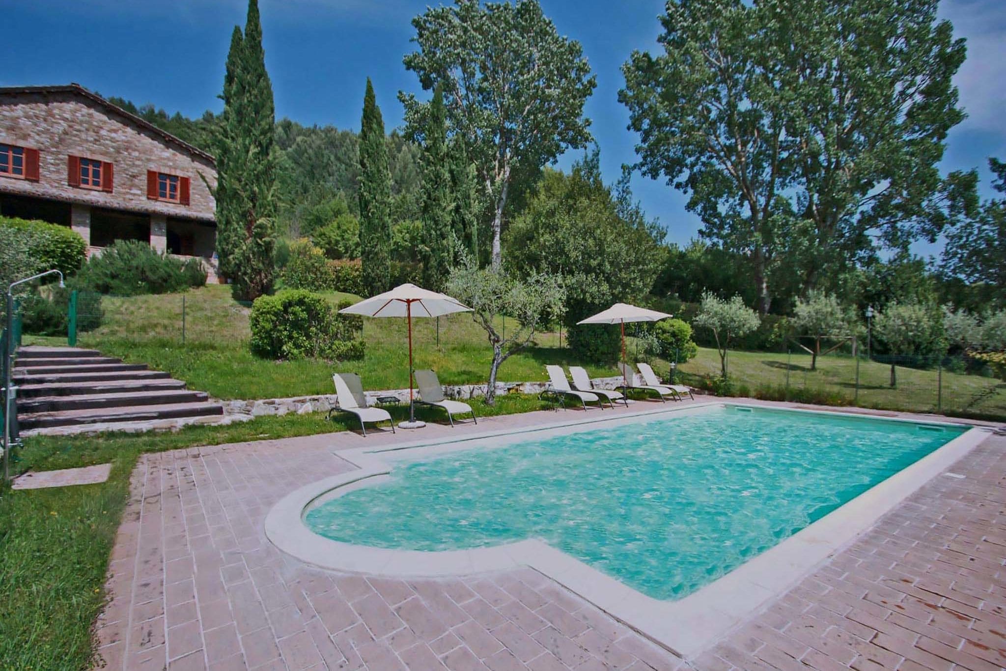 Ruimtelijk vakantiehuis in Assisi met grote tuin