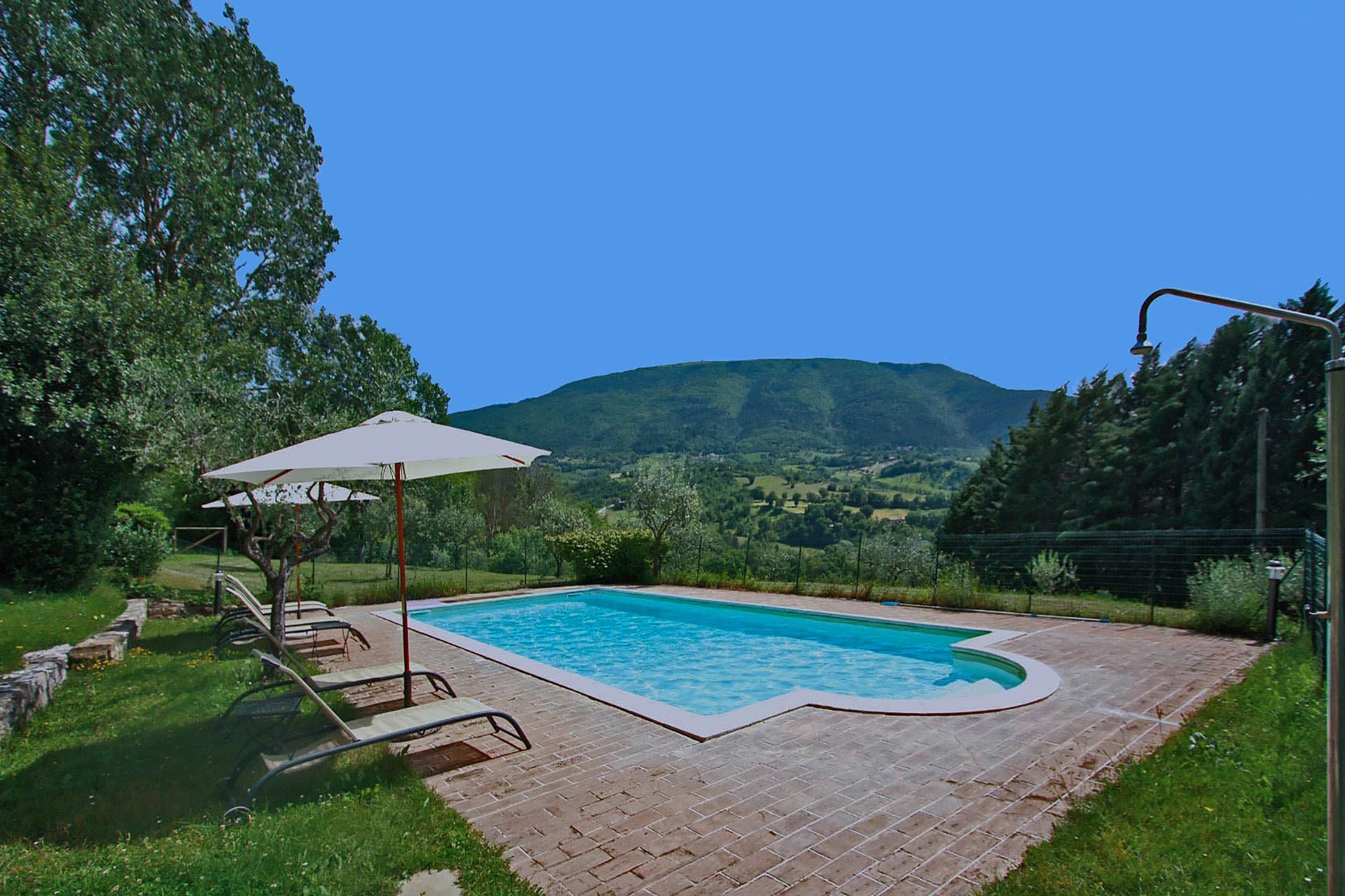 Moderne Villa 6 km entfernt von Assisi, Umbrien in Hügeln