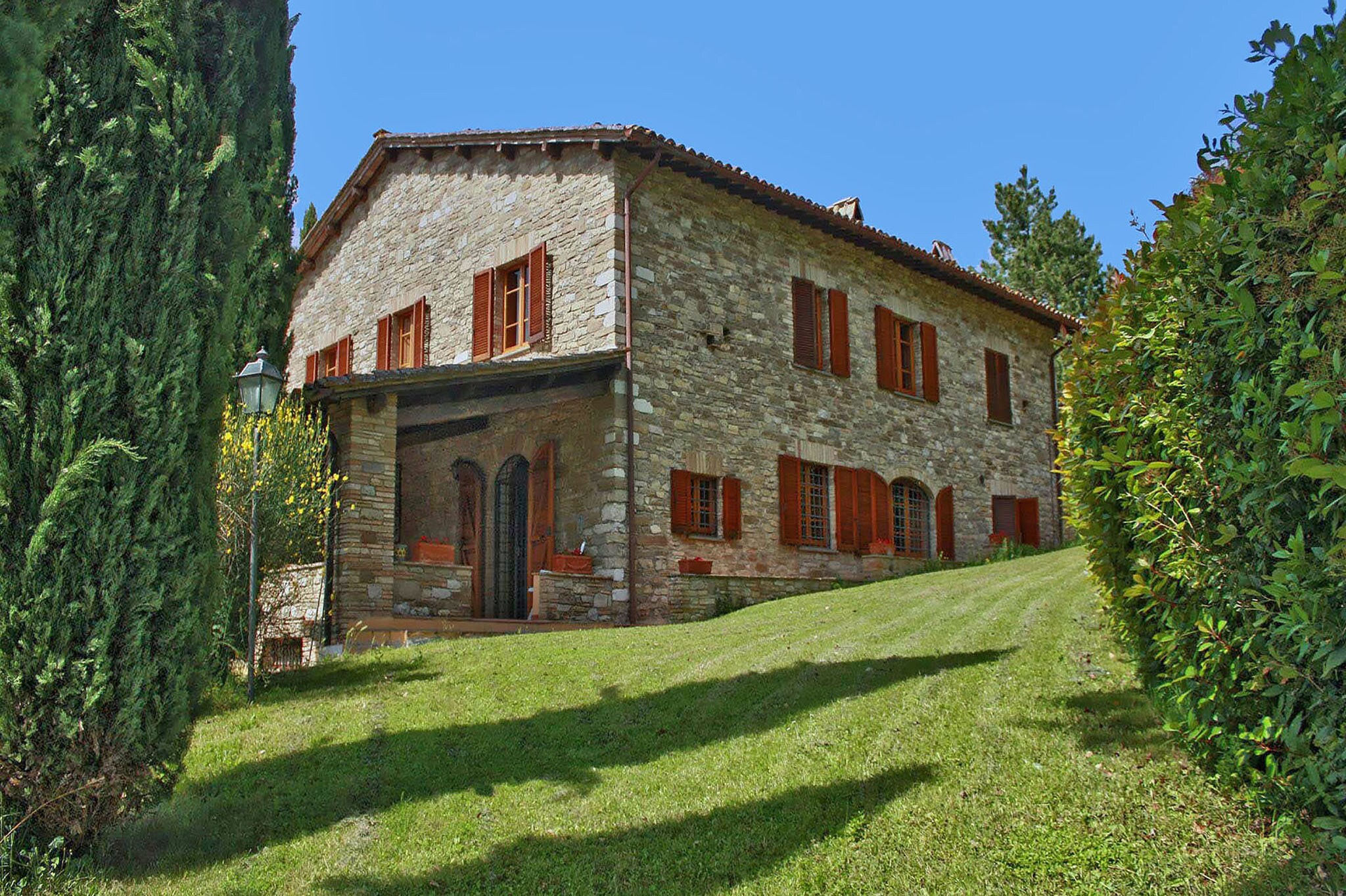 Moderne Villa 6 km entfernt von Assisi, Umbrien in Hügeln