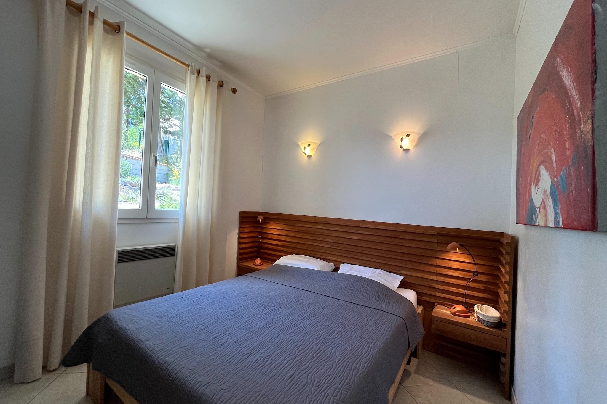Ground floor: (Living room(TV(flatscreen), dining table, fireplace, seating area, air conditioning), Kitchen(hood, coffee machine, oven, microwave, dishwasher, fridge-freezer), bedroom(double bed or 2 single beds(90 x 200 cm)), bedroom(double bed(160 x 200 cm)), bedroom(double bed or 2 single beds(90 x 200 cm)), bathroom(bath tub, washbasin, toilet, bidet), bathroom(shower, washbasin, toilet), storage(freezer, tumble dryer, washing machine))\n\nterrace, garden(private, 820 m2), garden furniture, sun loungers, BBQ, swimming pool(private, cover, 9 x 5 m.), boules court