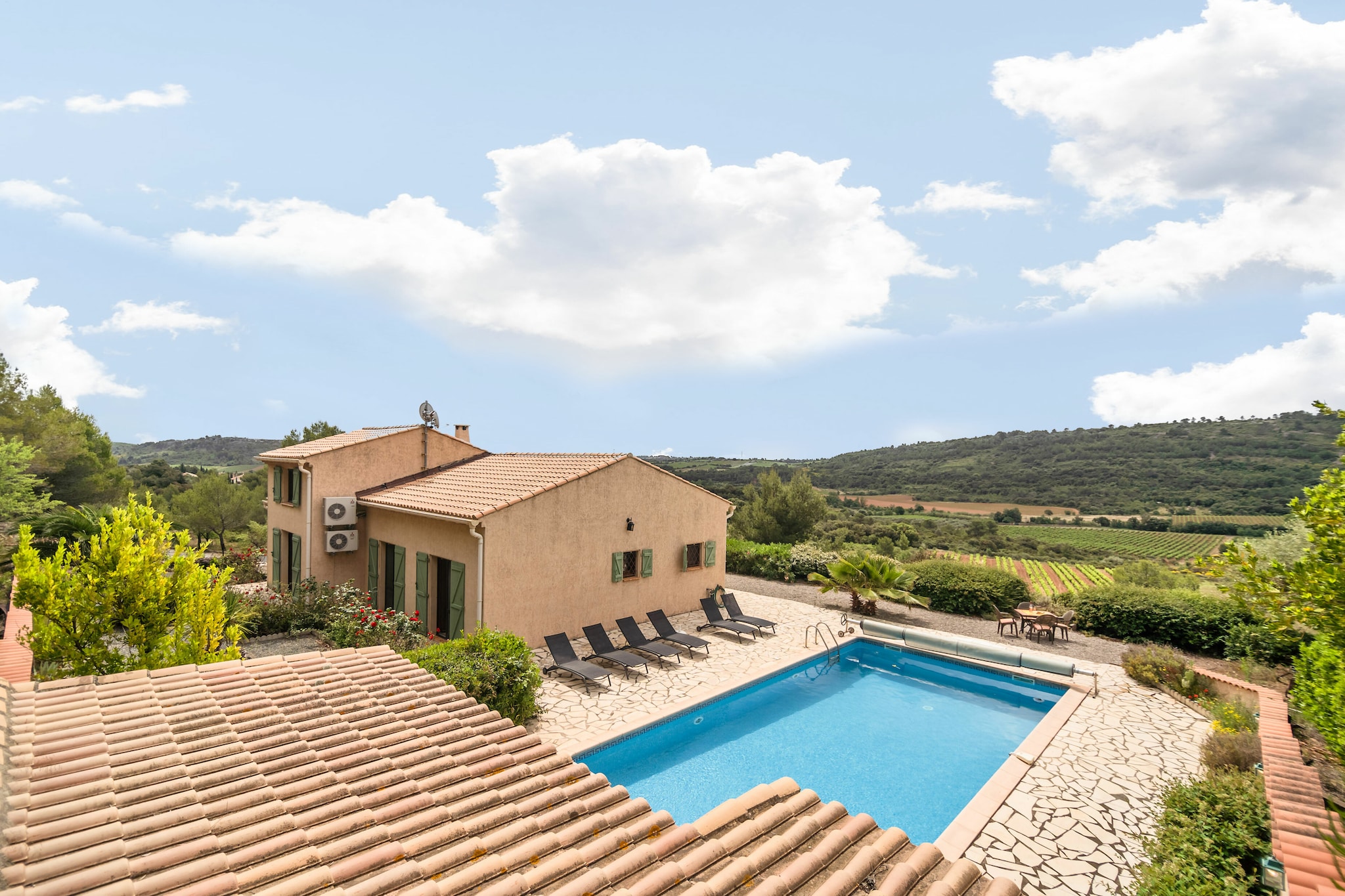 Villa séduisante avec piscine privée à Cébazan