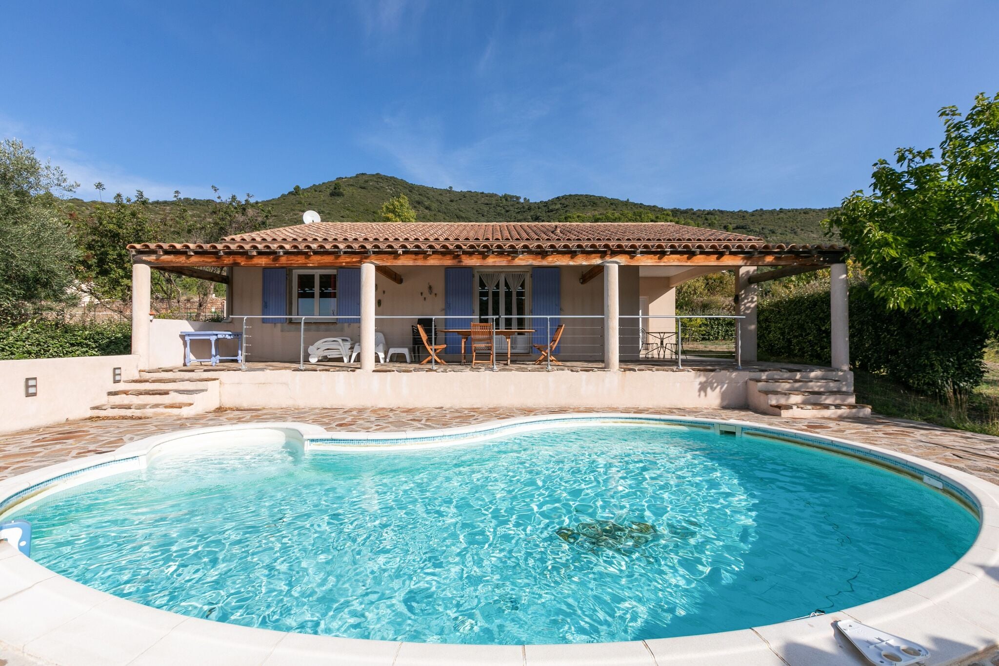 Villa confortable avec piscine privée à Roquebrun