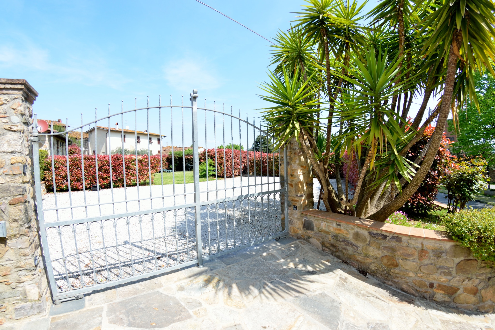 Ground floor: (Entrance)\n\nOn the 1st floor: (Living room(single bed, TV(flatscreen, satellite), fireplace), Large kitchen(toaster, cooker, oven, dishwasher, fridge-freezer), washing room(washing machine), iron)\n\nOn the 2nd floor: (bedroom(double bed), bedroom(2x single bed), bathroom(shower, washbasin, toilet, bidet), bathroom(shower, washbasin, toilet, bidet))\n\nheating(central, gas), terrace(private, roofed), garden(private, partially fenced, 500 m2), garden furniture, BBQ, parking