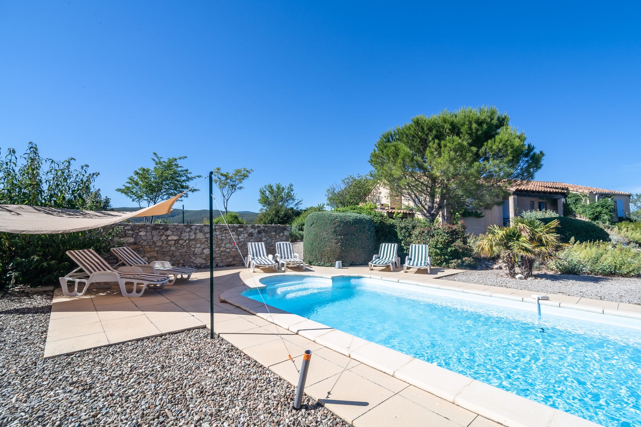 Gelijkvloerse villa met privezwembad en grote tuin aan rand van wijndorp
