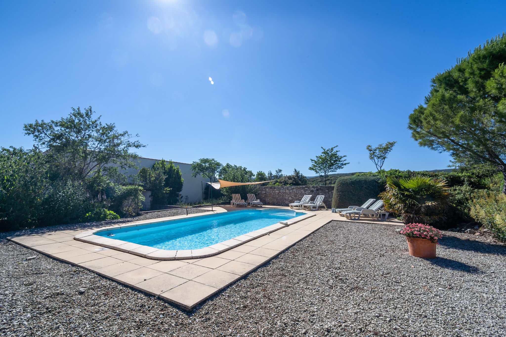 Gelijkvloerse villa met privezwembad en grote tuin aan rand van wijndorp