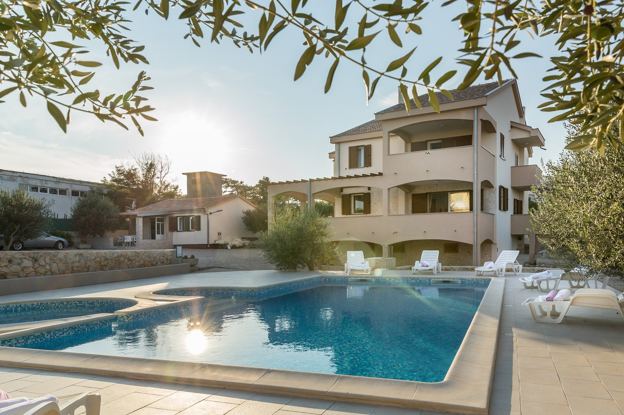 Geräumiges Ferienhaus in Ražanac mit Swimmingpool