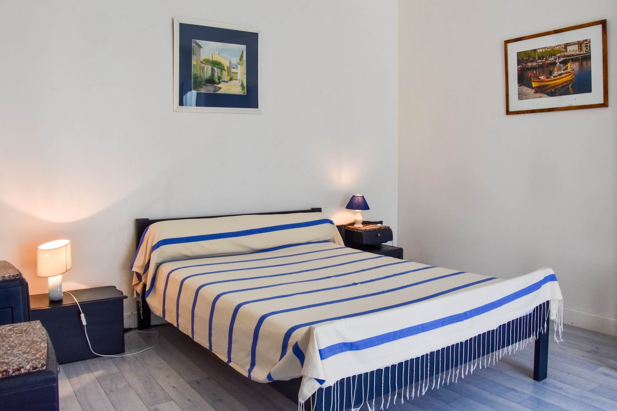 Ground floor: (open kitchen(electric kettle, toaster, coffee machine, oven, microwave, dishwasher, fridge-freezer, washing machine), Living/diningroom(TV, dining table, seating area), bedroom(double bed(140 x 190 cm)), bedroom(double bed(140 x 190 cm)), bedroom(double bed or 2 single beds, double bed or 2 single beds), bathroom(shower, washbasin), bathroom(shower, washbasin), toilet)\n\nterrace, garden(private), garden furniture, sun loungers, BBQ, parking, parasol