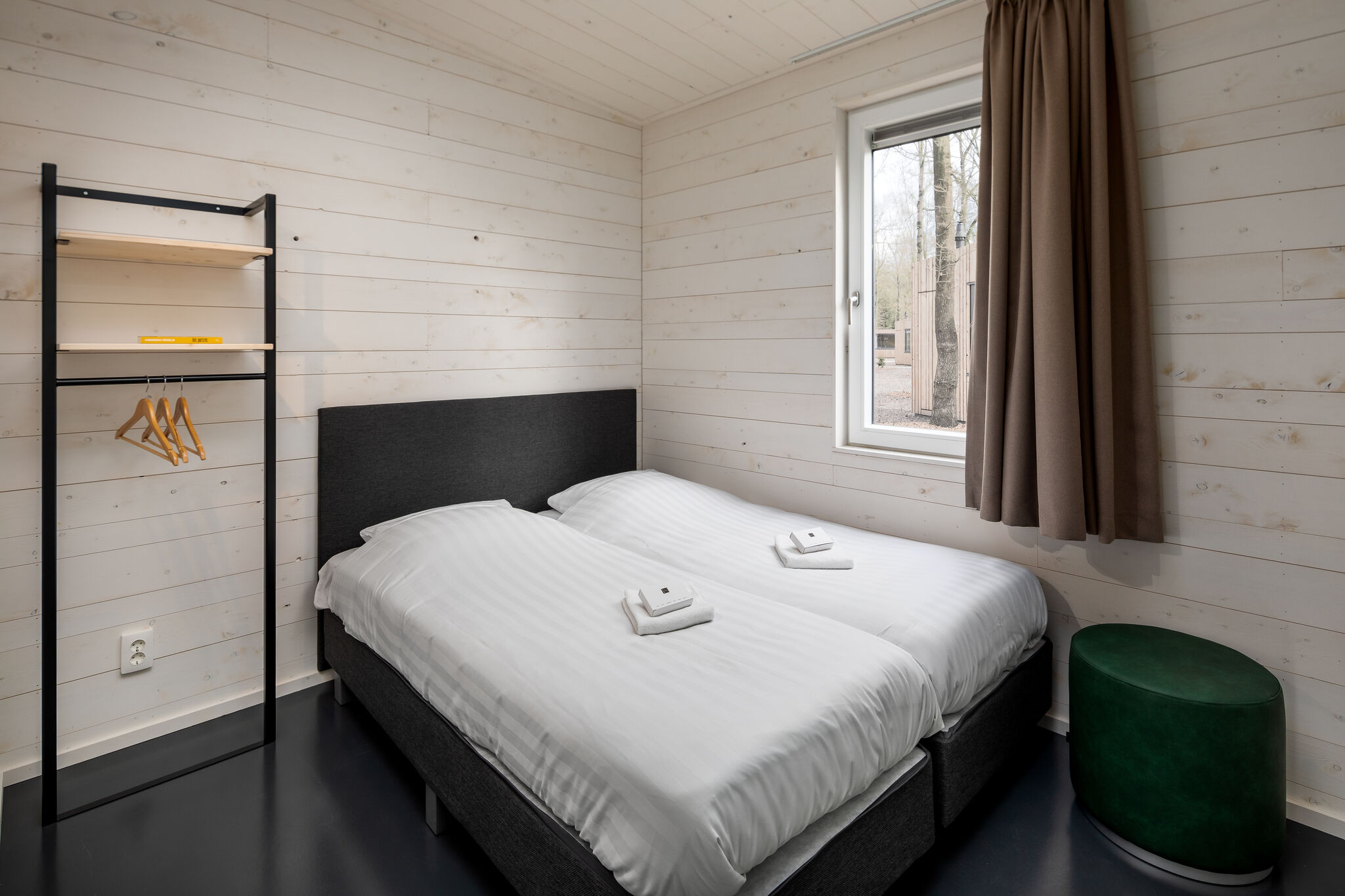 Lodge moderne avec four micro-ondes dans un cadre verdoyant