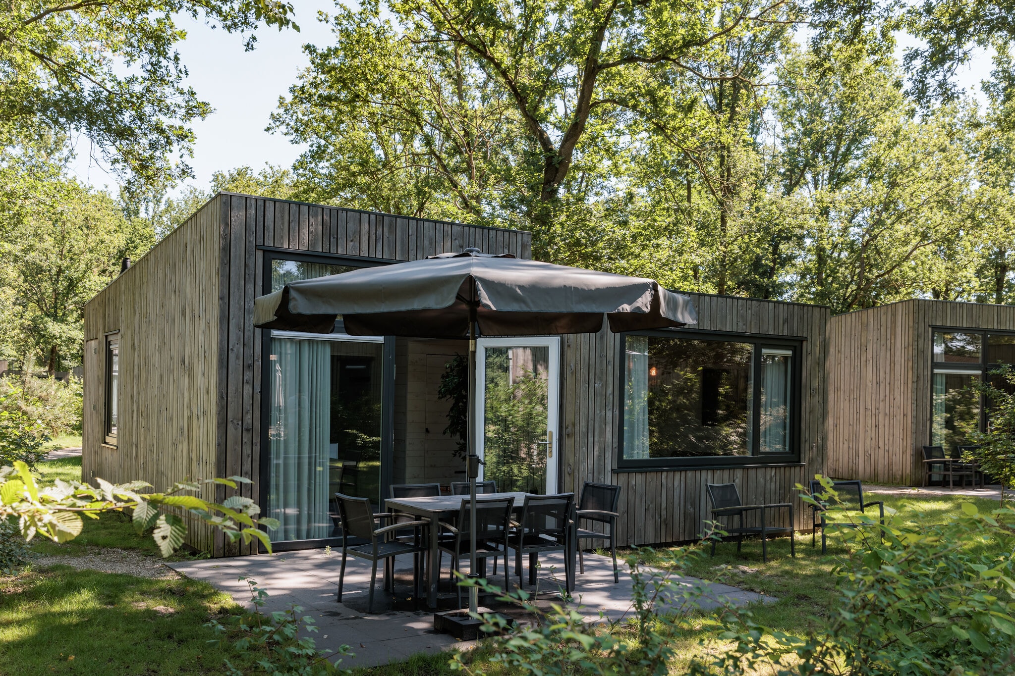 Modern lodge with two bathrooms within green surroundings