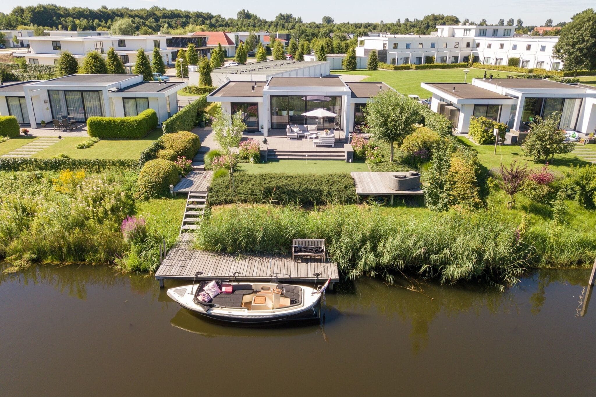 Villa de luxe avec jetée privée dans un parc tranquille
