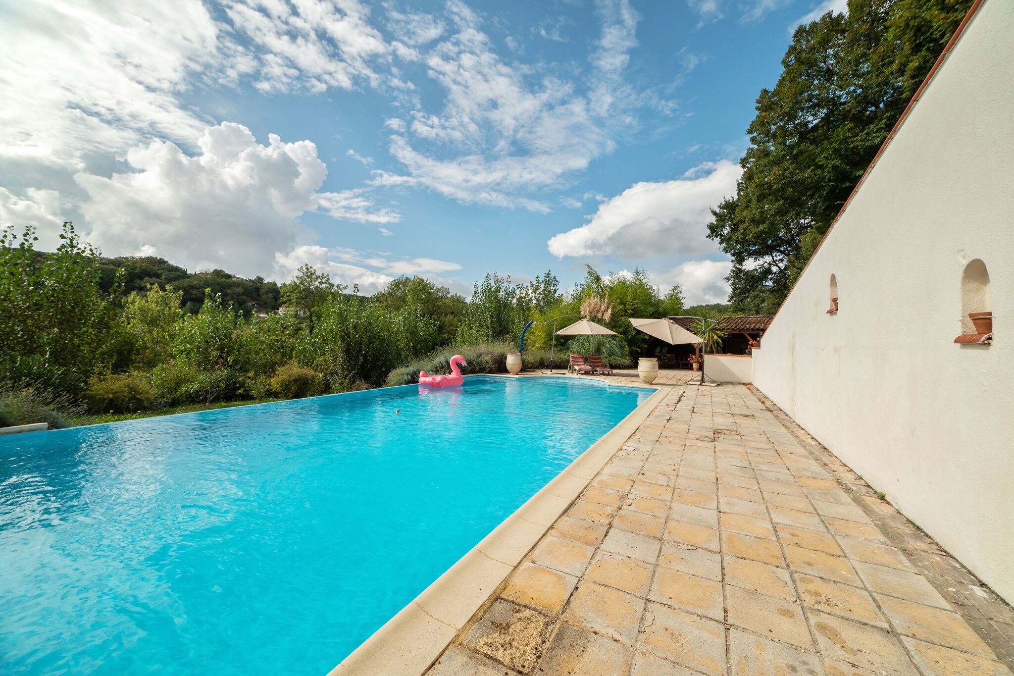 Maison cosy avec vues spectaculaires et piscine privée.