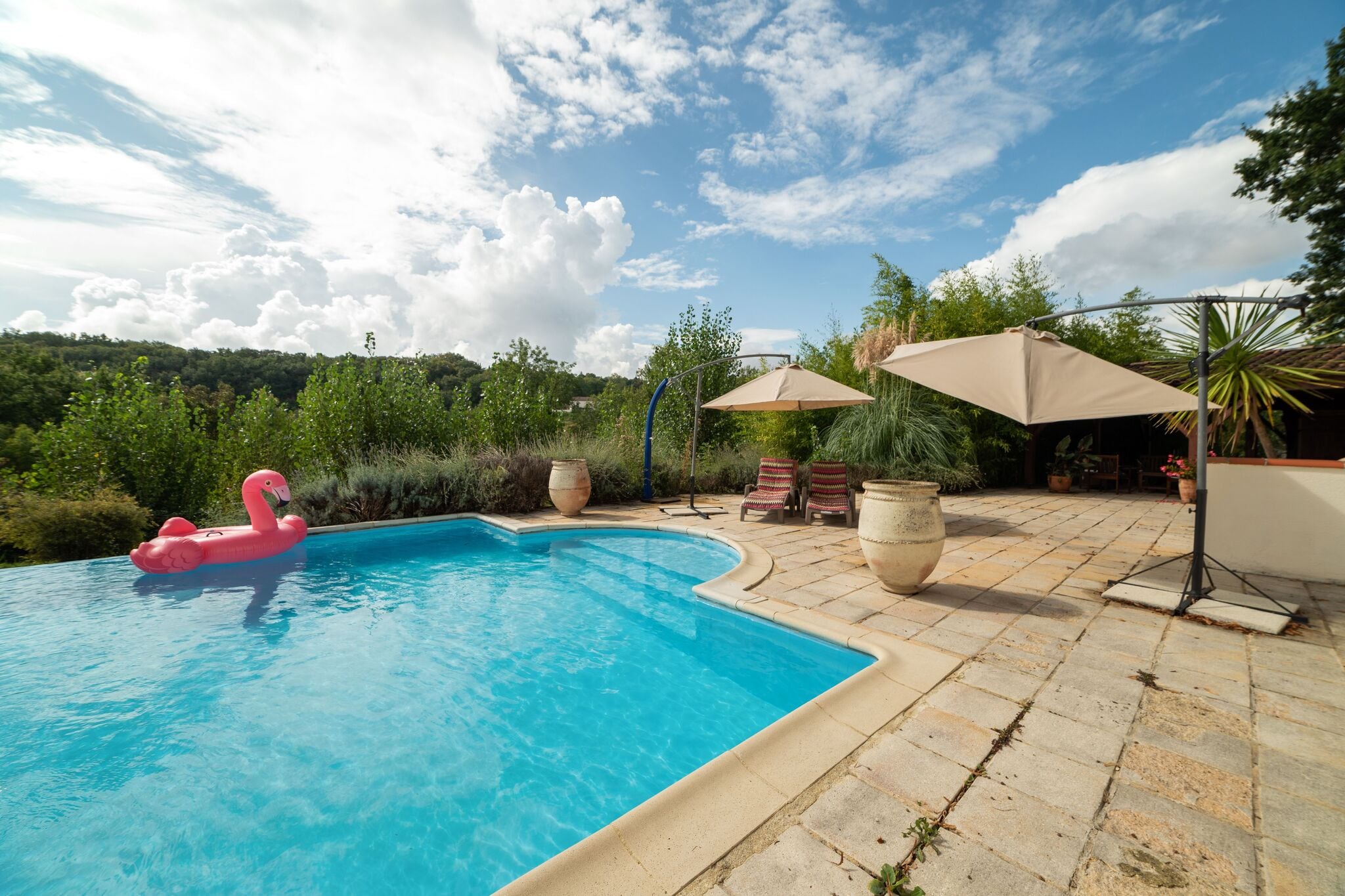 Maison cosy avec vues spectaculaires et piscine privée.