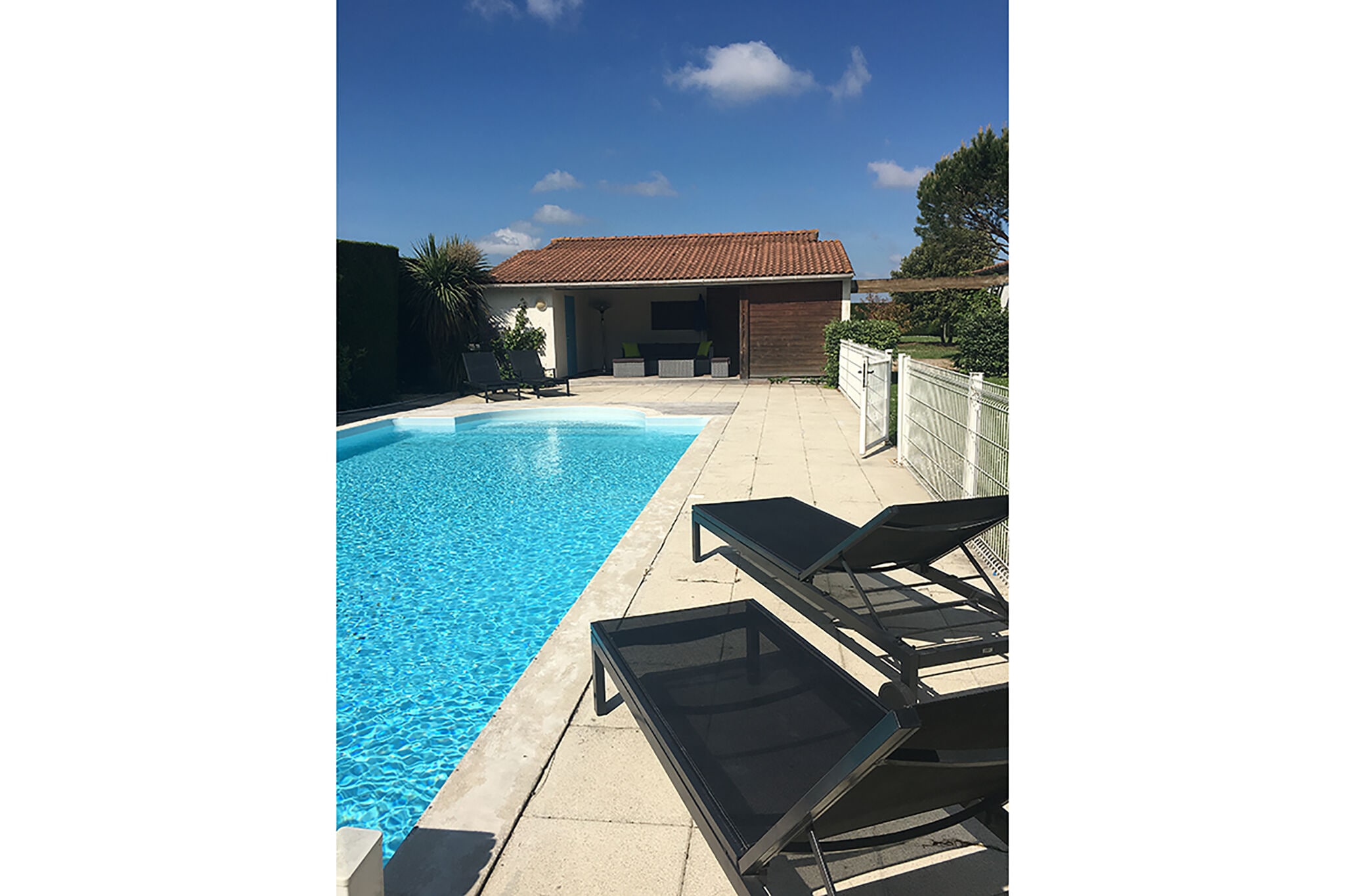 Moderne villa in Brives-sur-Charente met privézwembad