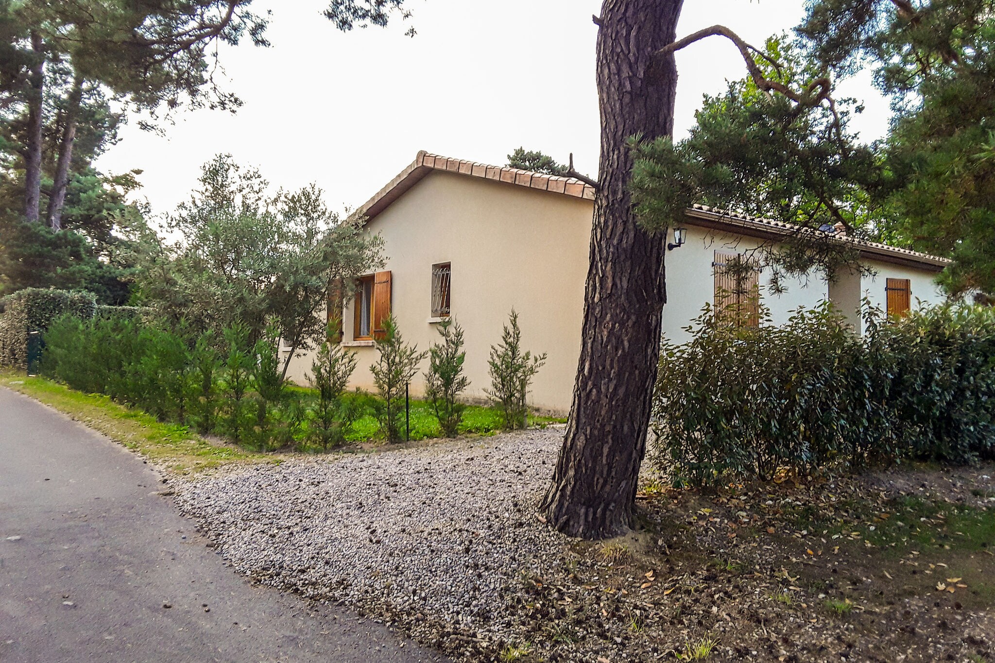 Alluring Villa in Écuras with Fenced Garden