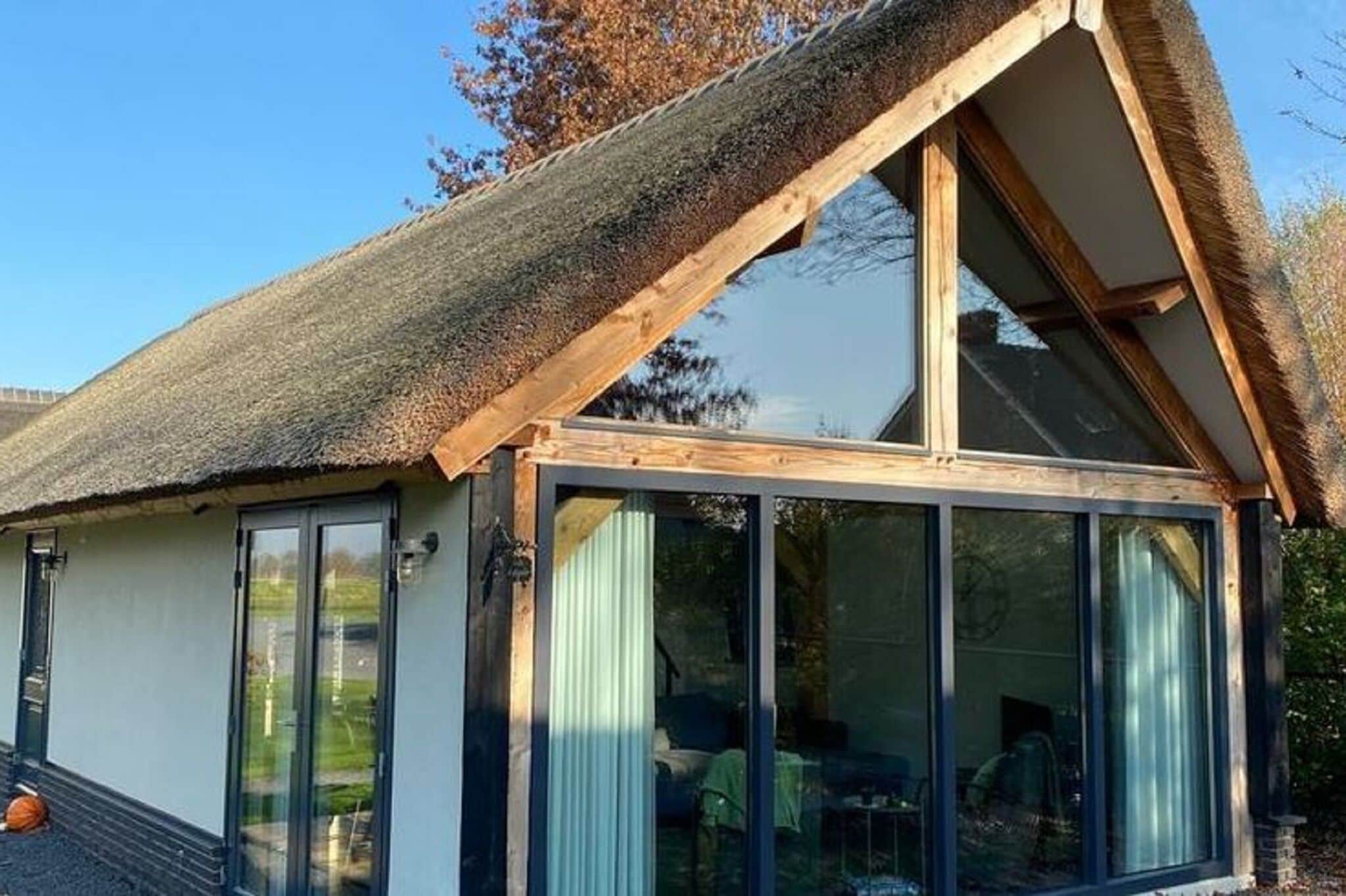 Nieuw gebouwde en luxe & sfeervol ingerichte huis met rieten dak