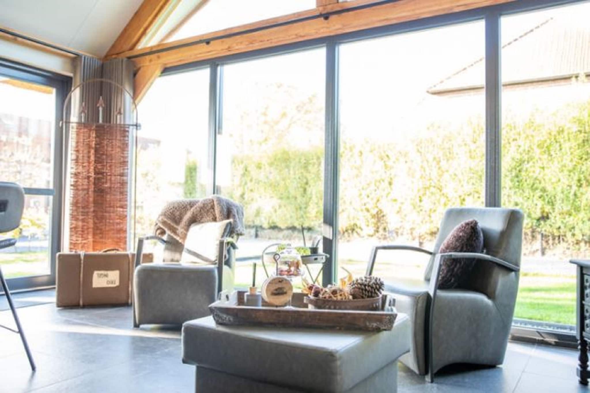 This beautiful holiday home with a classical thatched roof is furnished in a modern and attractive way. During these months really in the Christmas spirit! Just outside the pleasant village of Alphen, Brabant, you will find 5 of these beautiful houses. Come and unwind or enjoy one on one of the beautiful hiking or cycling tours.
The houses are furnished in the same way and each has its own theme: Brocante, d'Argento, d'Oro, Bianco and Amore.
All villas feature a spacious living room with open plan kitchen. Here you can enjoy the wonderful seating area and the large cooking island which seats 4. On the ground floor, you'll find the master bedroom with a large double box-spring bed. Next to the master bedroom, you'll find the bathroom with rain shower, bathtub, 2 washbasins and a toilet.
On the first floor, you'll find the second bedroom with 2 good single box-spring beds, which can also be moved together. You'll have to duck a little under the characteristic beams to reach this bedroom. There's an adjacent small bathroom with toilet and washbasin.
In Droomeind villa Brocante, you can imagine yourself in old times but with modern luxury and finishings. The house is furnished with some old antiques and iron items.
The beds will be made on arrival and there's 1 set of bath linen (large + small towel) available for your stay. On request, this can be changed on location (for a fee).
There's good Wi-Fi and Netflix for you to use in the house (for free).
Also ideal for horse lovers! You can use the horse stable behind the house. One dog is allowed. Smoking and gourmet cooking are not allowed in these homes.