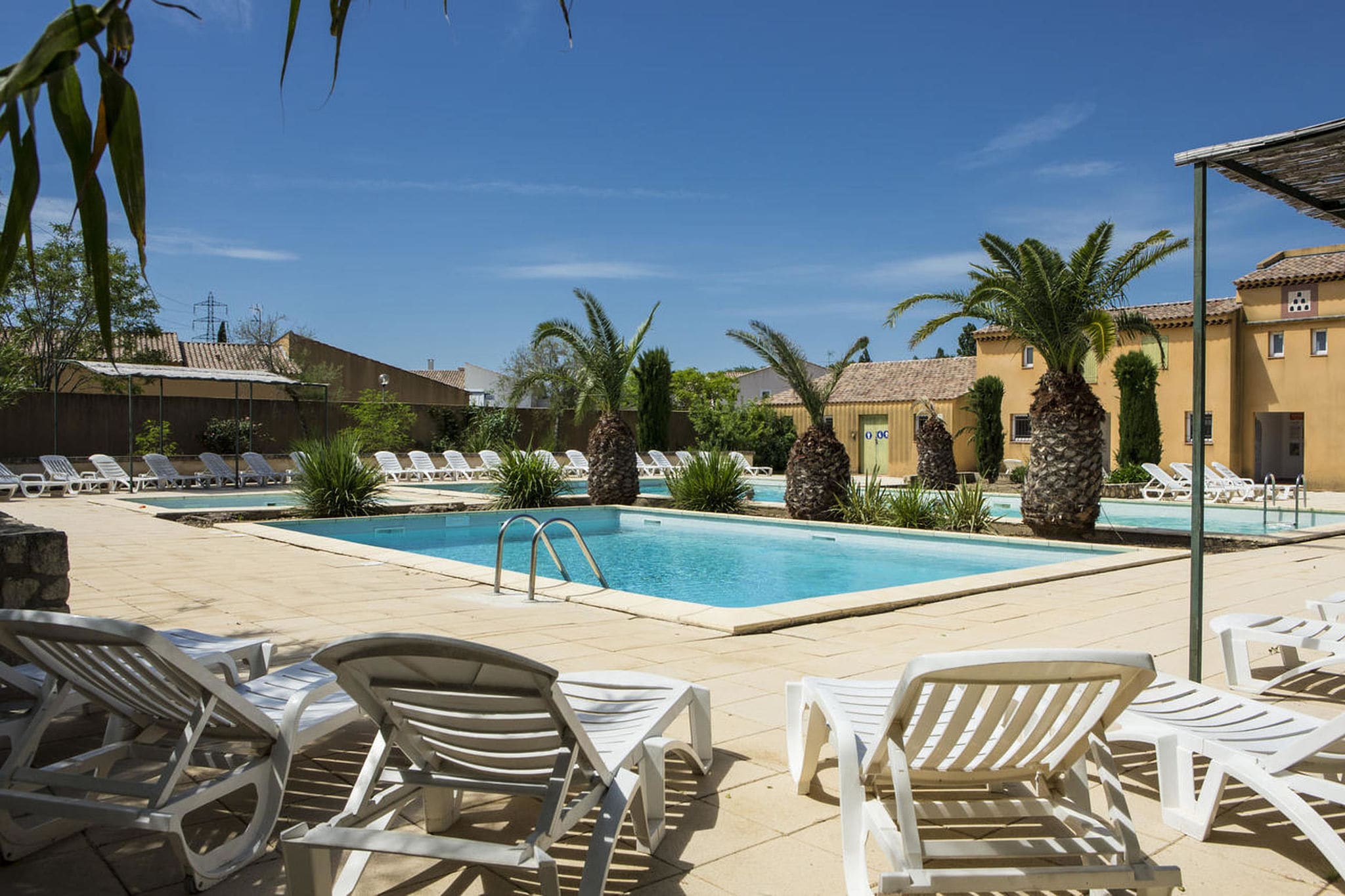 Sfeervol vakantiehuis in Arles met groot zwembad